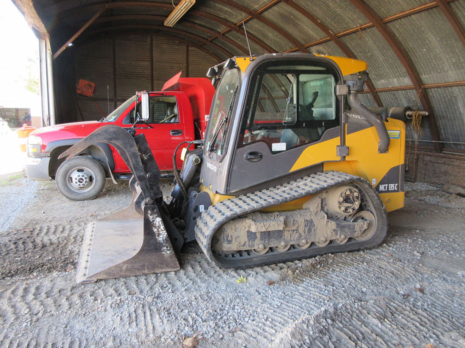 2012 VOLVO MCT 135C SKID STEER; PYRAMID RUBBER TRACTS, ARM REST STEERING, BUCKET CONTROL, FOOT PEDAL - Image 2 of 5