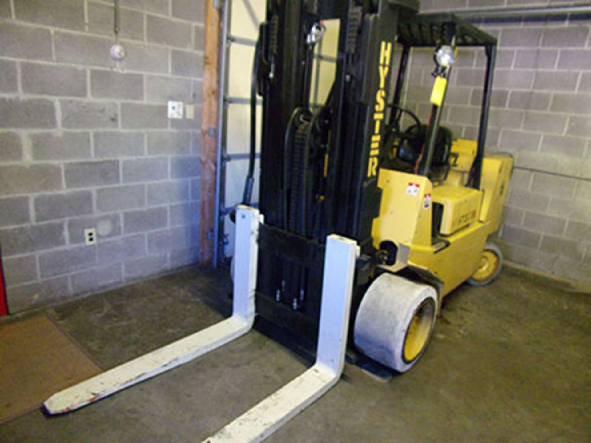 HYSTER S120XLS 12,000-LB. LP FORKLIFT, 4' FORKS, MONOTROL 3-STAGE MAST, CLEAR VIEW, 160'' LIFT, S/