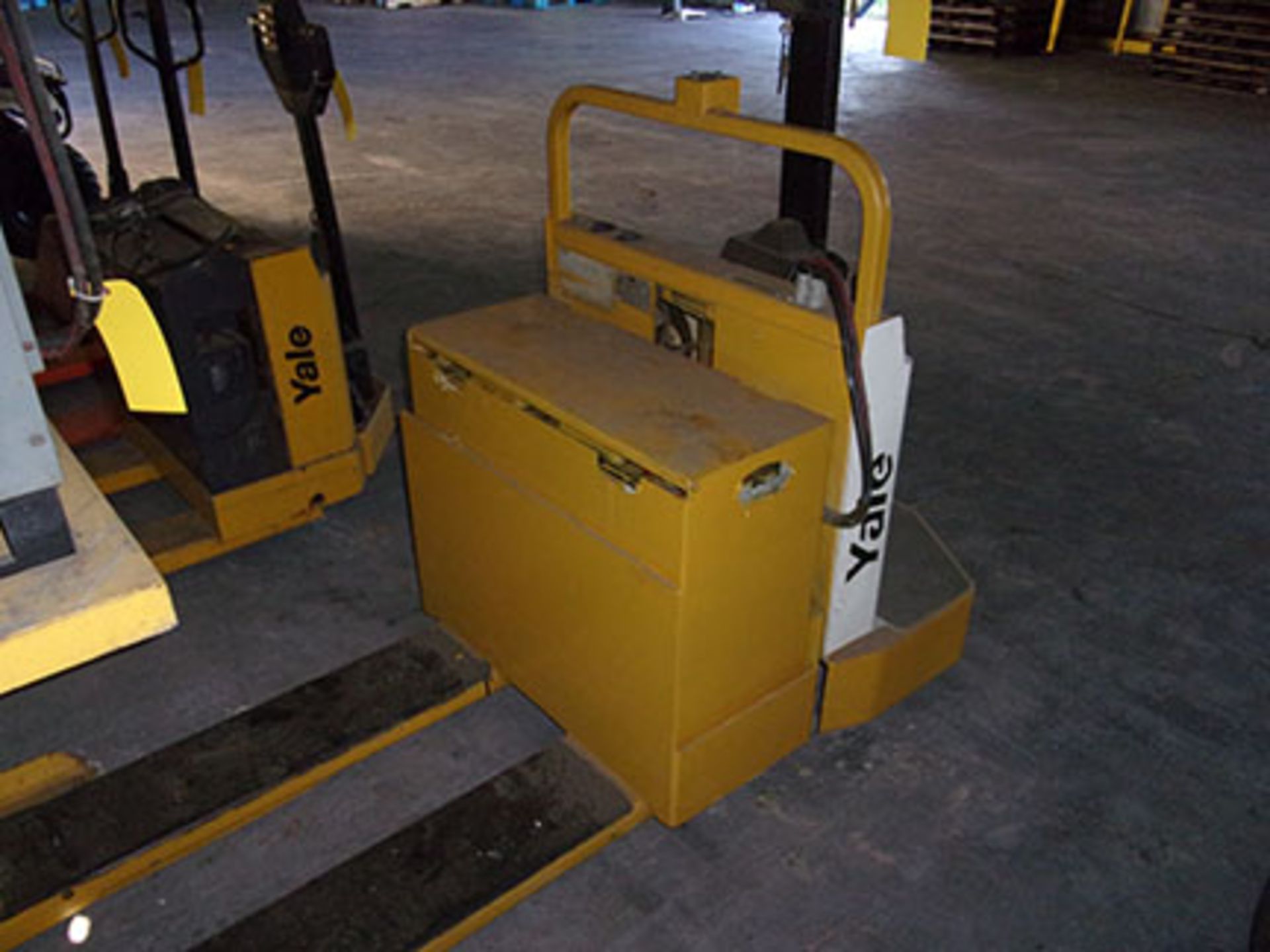 YALE ELECTRIC FORK TRUCK; MODEL MPE040LBN24C2748, TYPE E, 24-VOLT, BATTERY TYPE E, S/N N489081 - Image 2 of 2