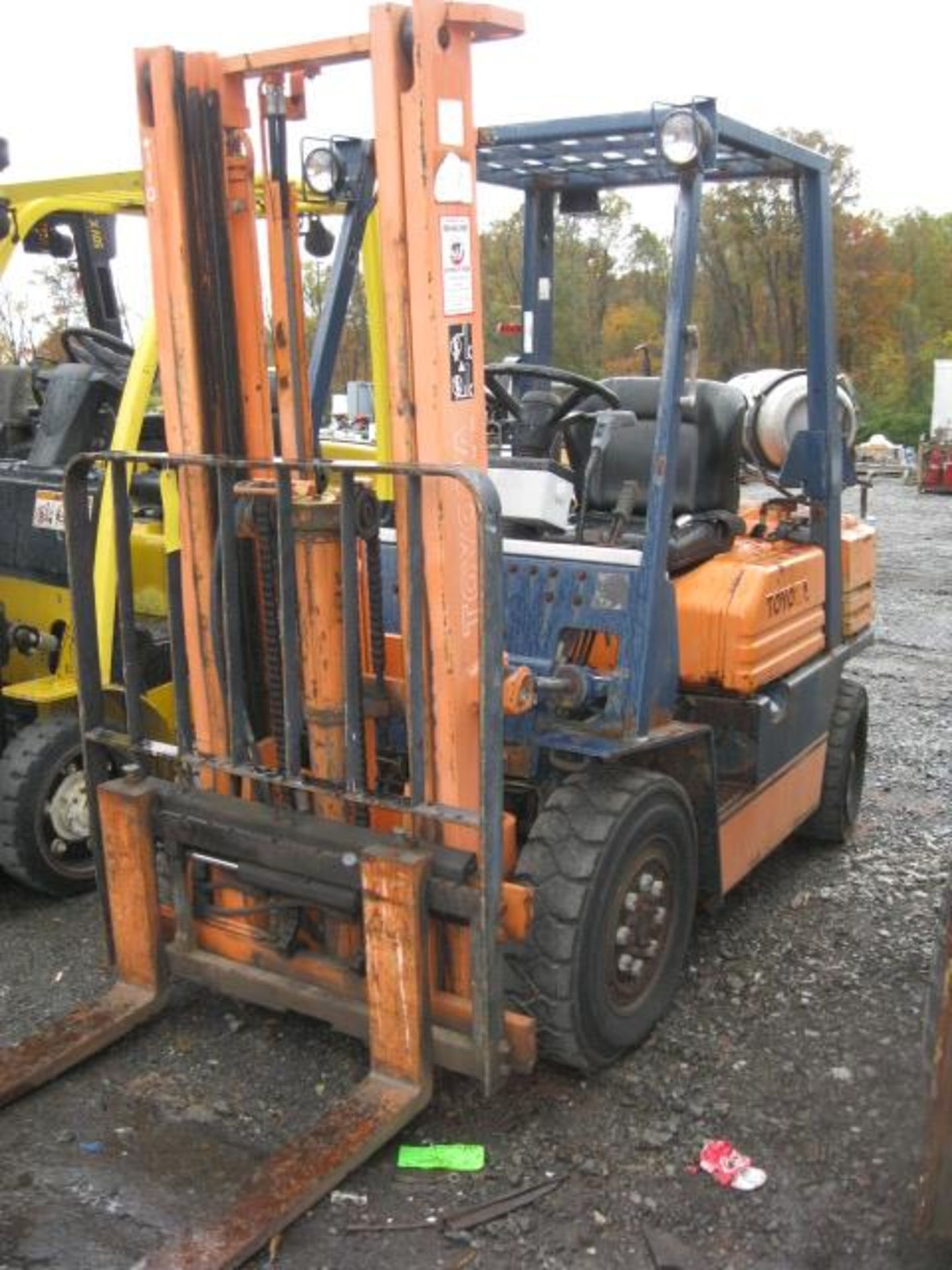 TOYOTA 42-5FG25 5,000 LB. PROPANE FORKLIFT 2-STAGE CUSHION TIRES 130'' LIFT HEIGHT SOLID TIRES - Image 2 of 4