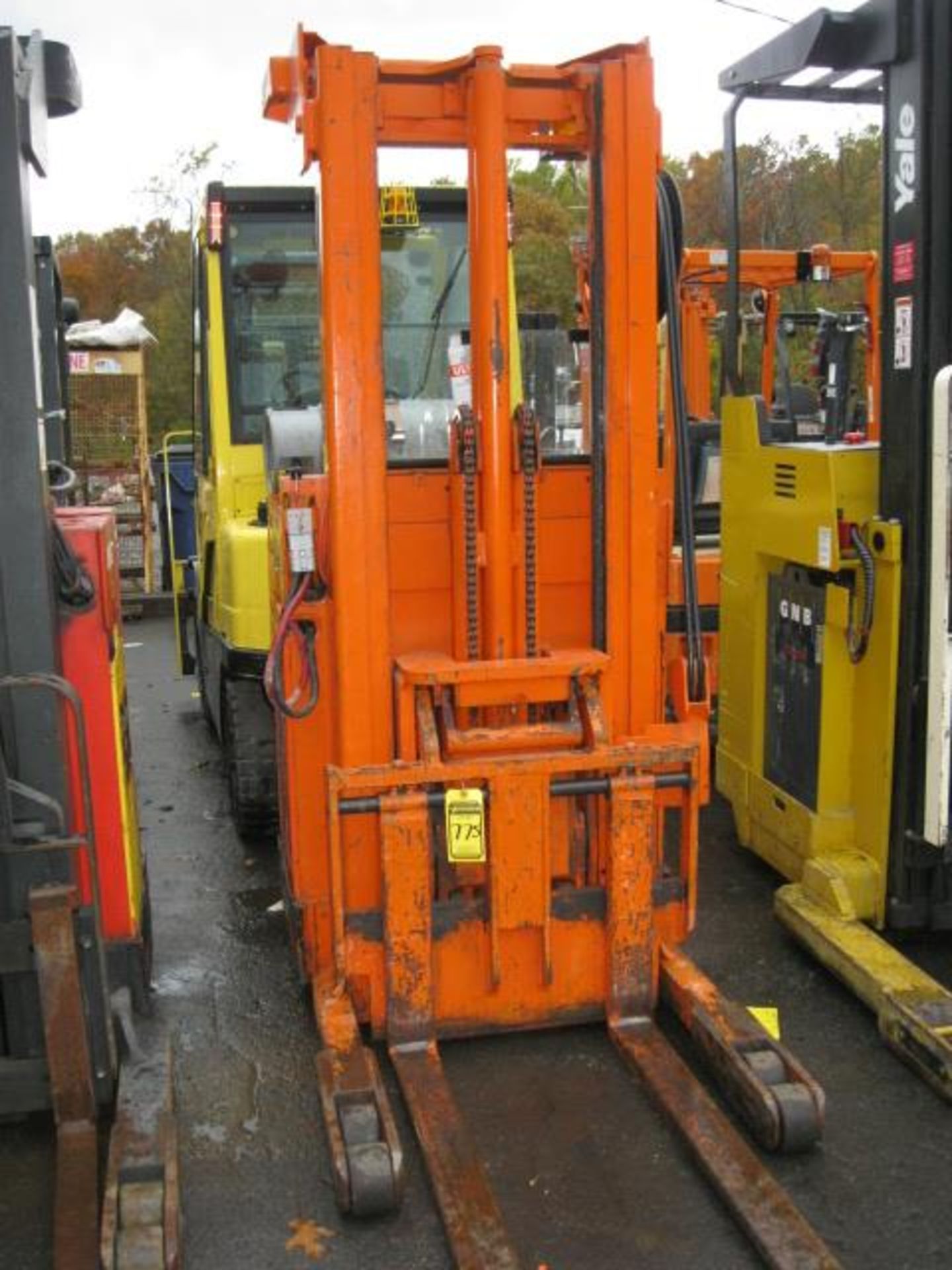 RAYMOND 20-R30TT 3,000 LB. 24-V NARROW AISLE LIFT TRUCK 186'' LIFT HEIGHT 2,166 HR.