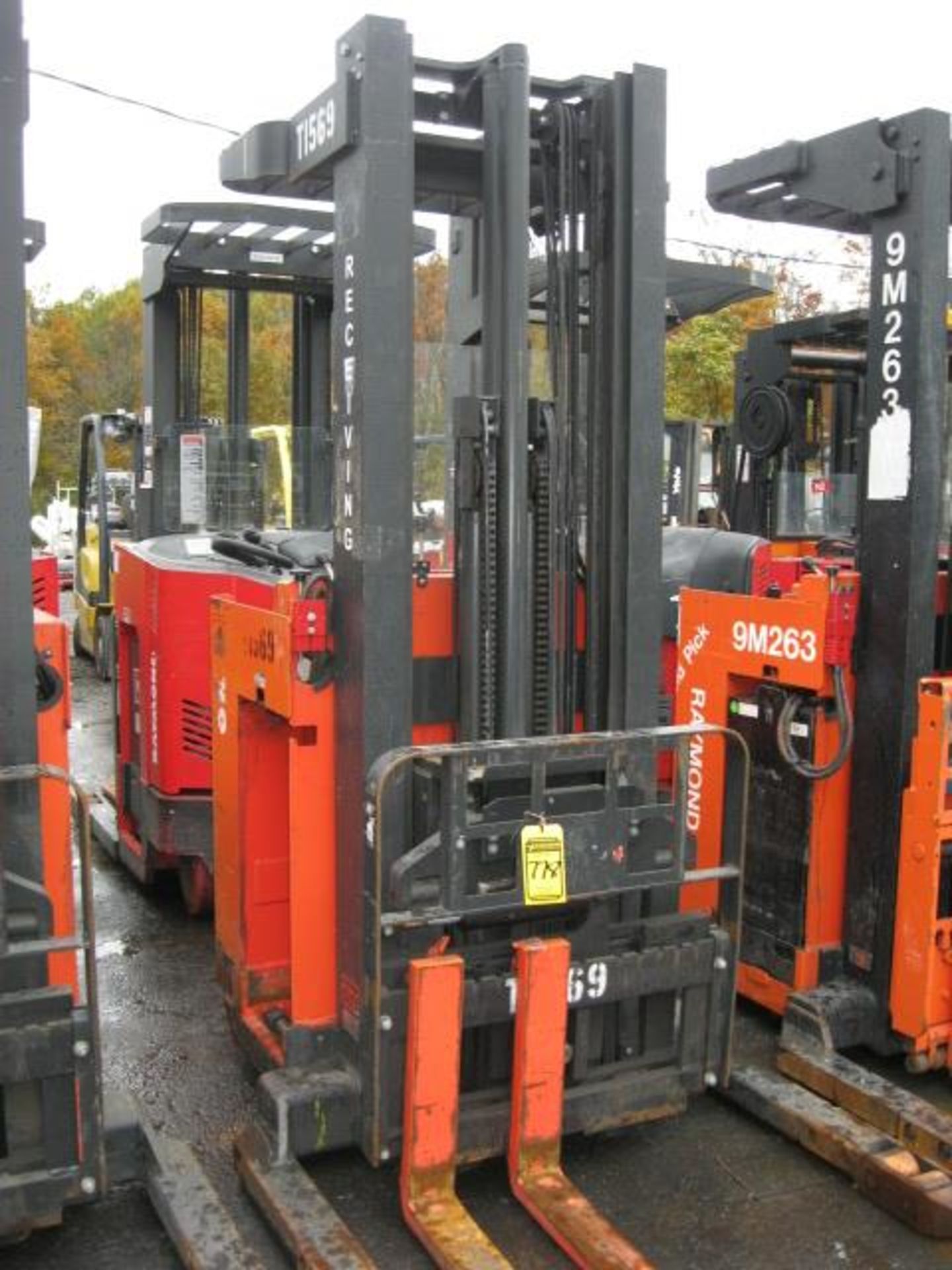 RAYMOND 20I-R30TT 3,000 LB. 24-V NARROW AISLE LIFT TRUCK 195'' LIFT HEIGHT, NO HR. METER