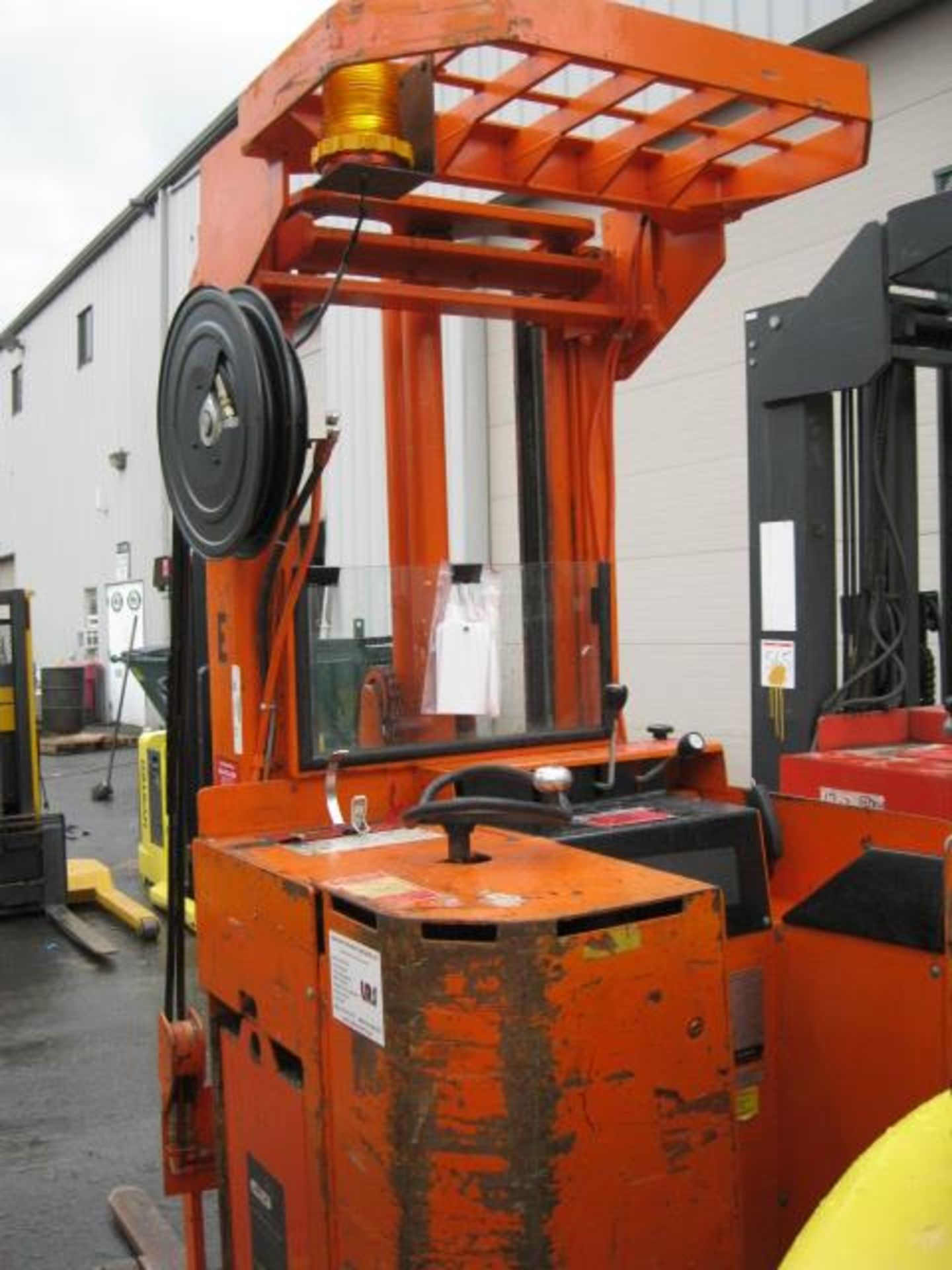 RAYMOND 20-R30TT 3,000 LB. 24-V NARROW AISLE LIFT TRUCK 186'' LIFT HEIGHT 2,166 HR. - Image 3 of 4