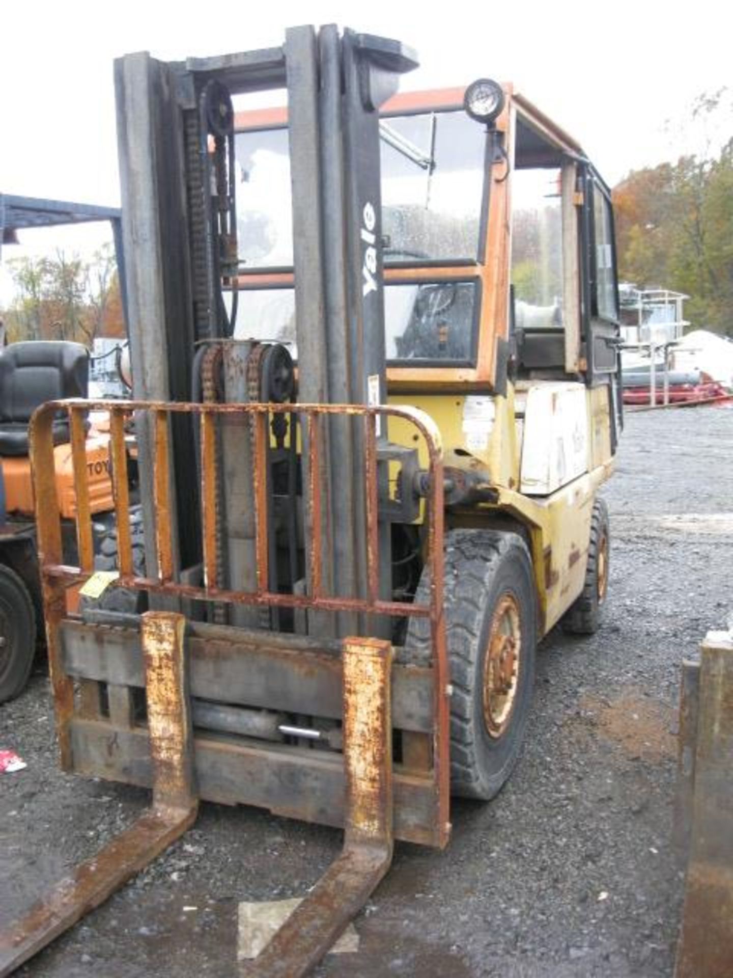 YALE GLP080LCNSBE088 8,000 LB. FORKLIFT PROPANE 3-STAGE MAST LIFTING HEIGHT 185'' SOLID ROUGH - Image 2 of 5