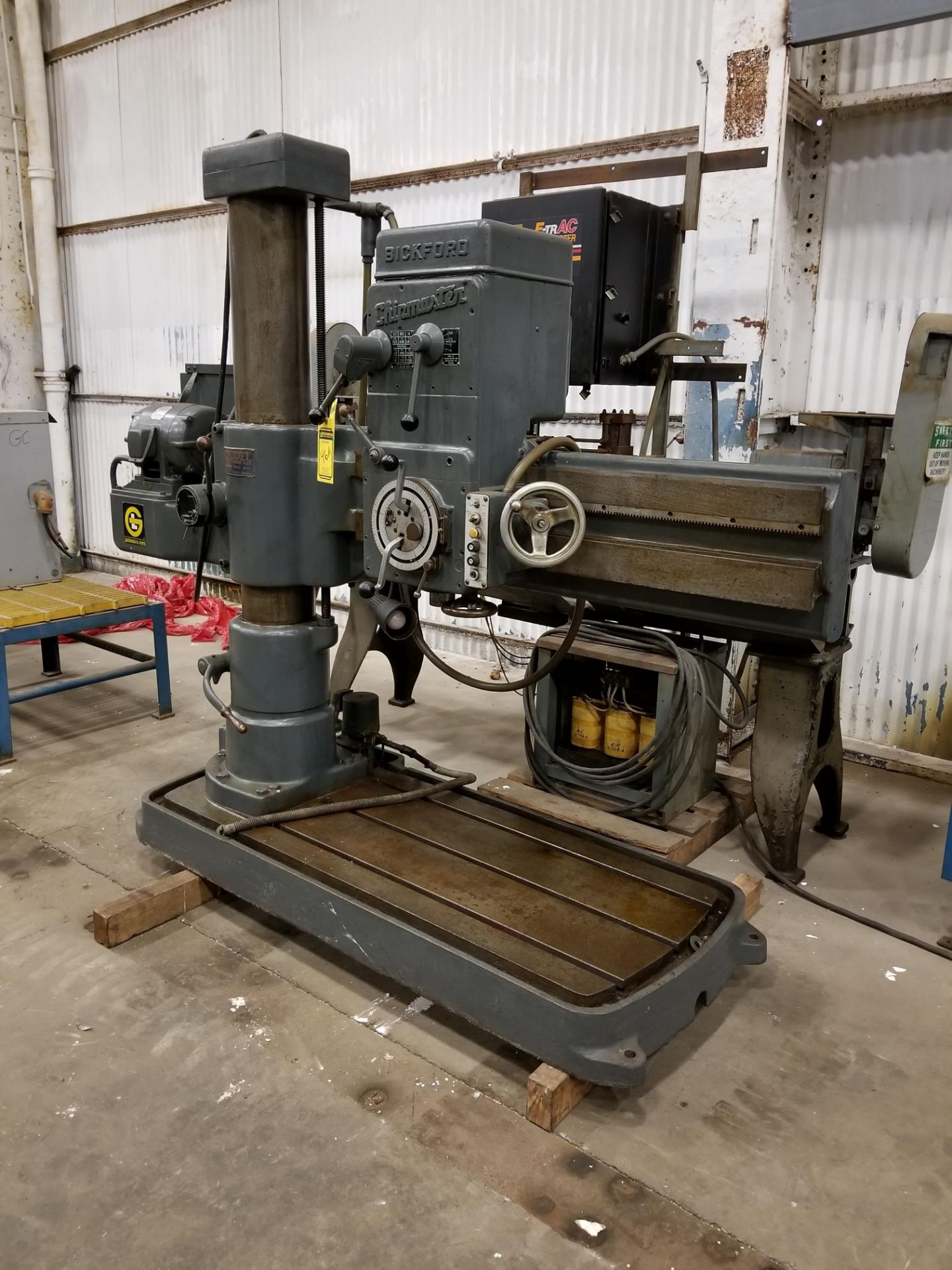 GIDDINGS & LEWIS RADIAL ARM DRILL, CHIPMASTER POWER CARRIAGE HEAD, 99-1800 RPM, ADJUSTABLE TO 5'' - Image 2 of 4