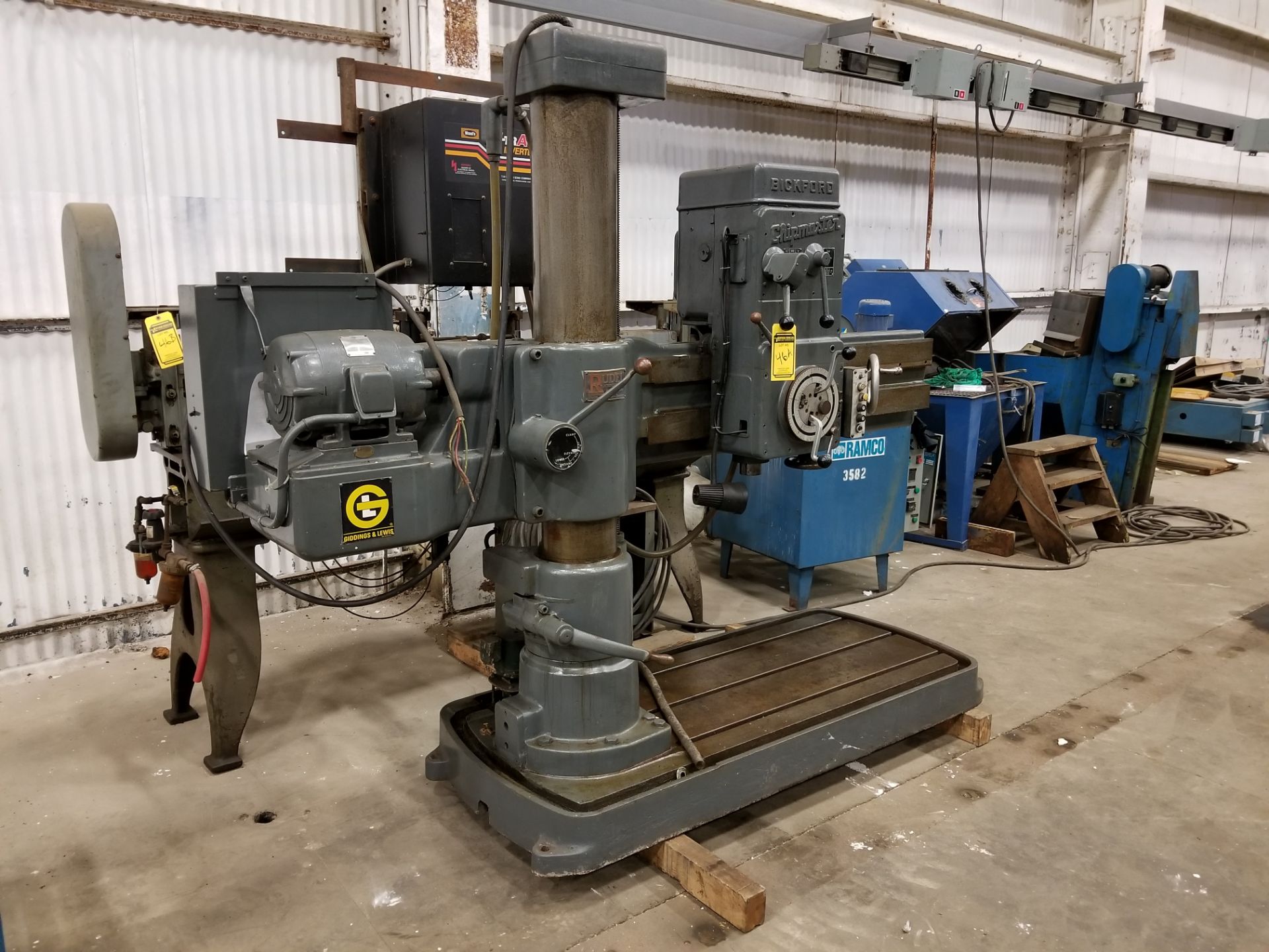 GIDDINGS & LEWIS RADIAL ARM DRILL, CHIPMASTER POWER CARRIAGE HEAD, 99-1800 RPM, ADJUSTABLE TO 5''