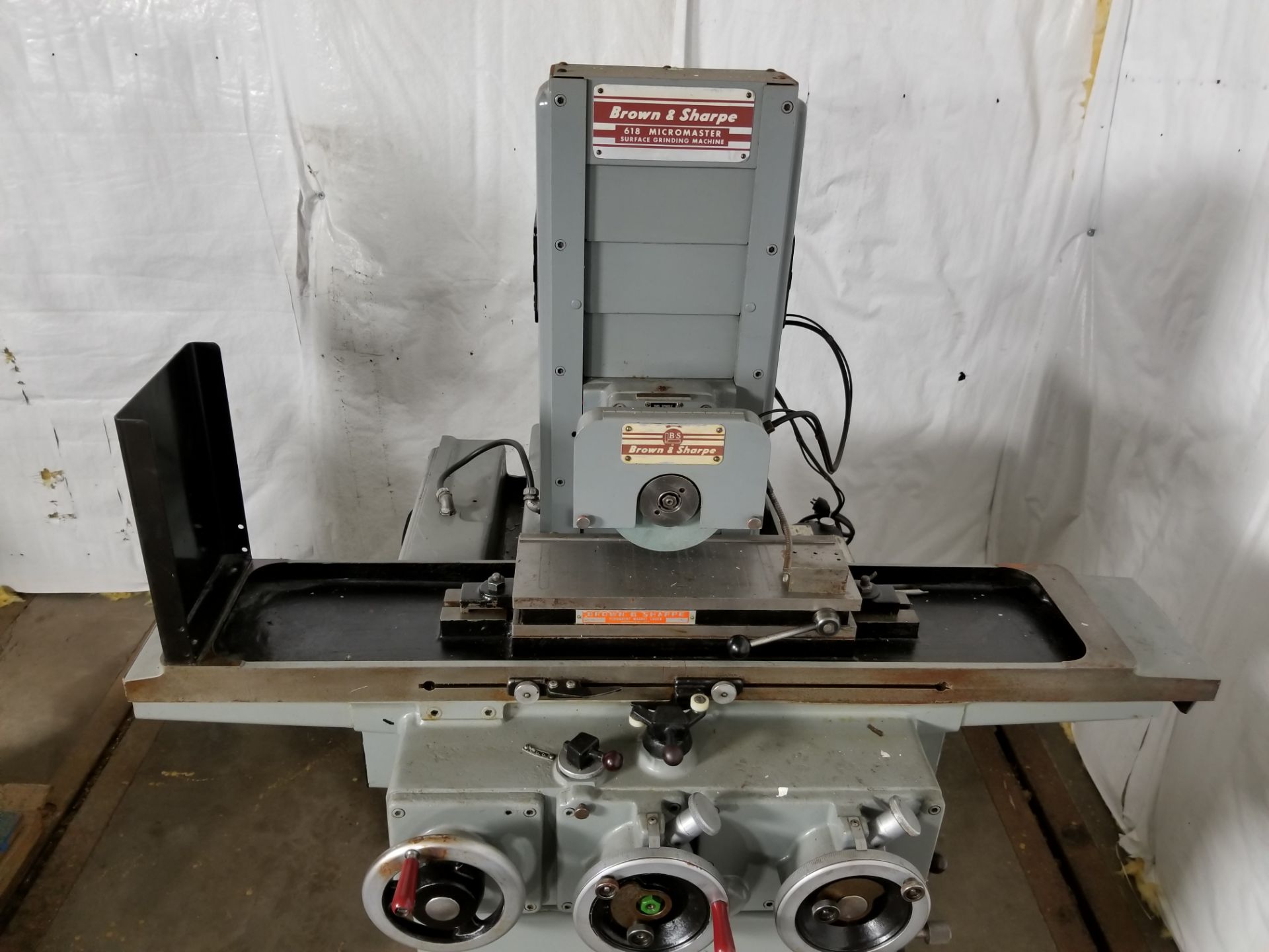 1966 BROWN & SHARPE MICROMASTER HYDRAULIC SURFACE GRINDER, MODEL 618, B&S PERMANENT MAGNETIC - Image 4 of 5
