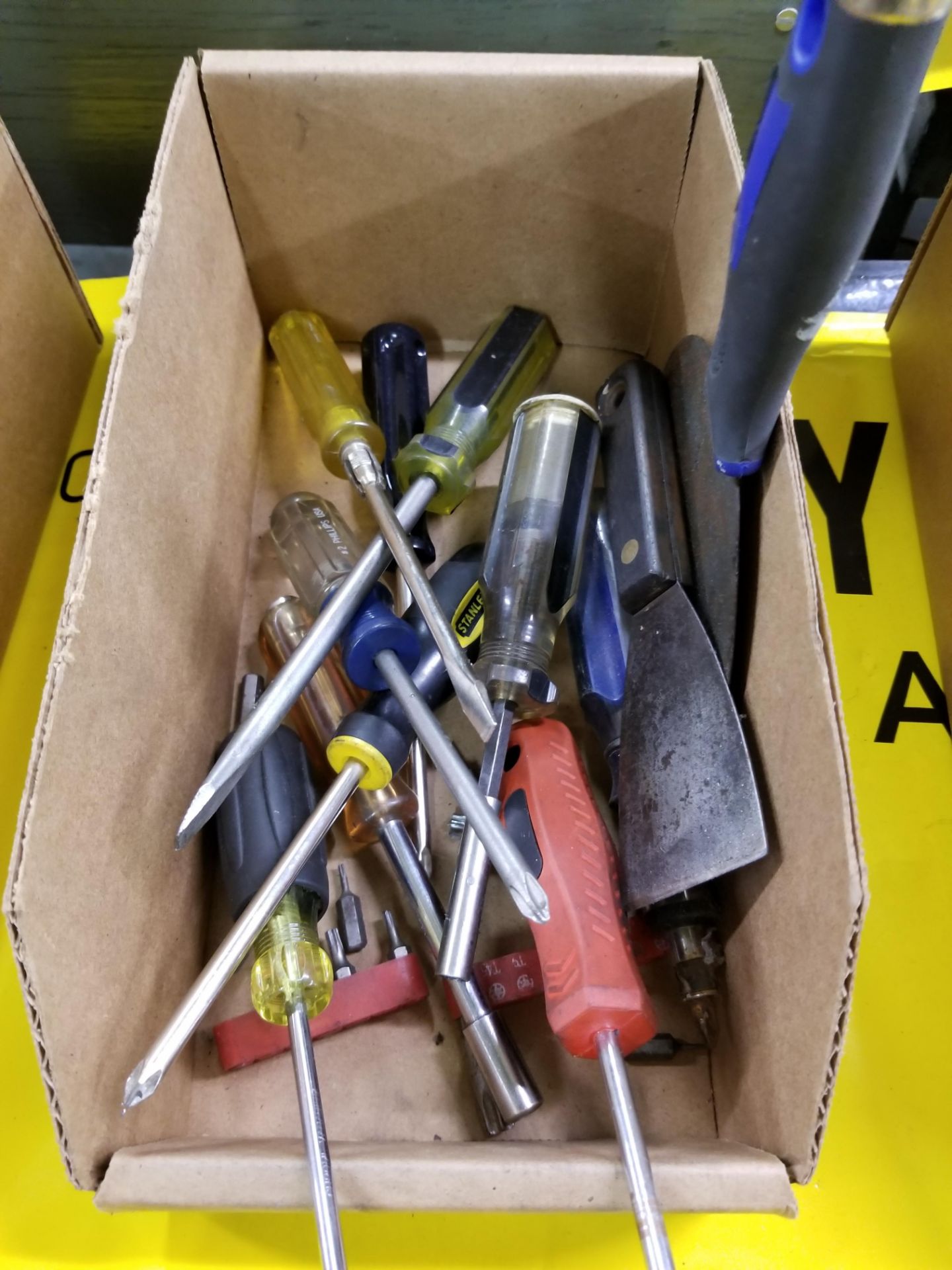 LOT: ASSORTED SCREWDRIVERS AND NUT DRIVERS (IN 1 BOX)