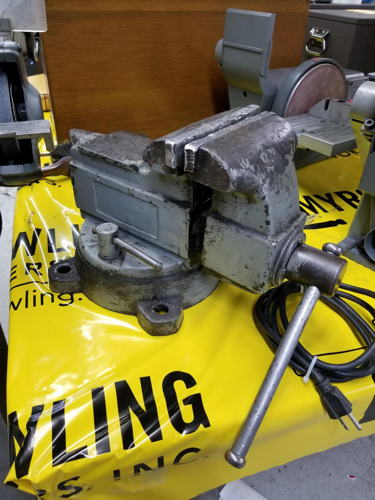 6" SWIVEL BASE BENCH VISE