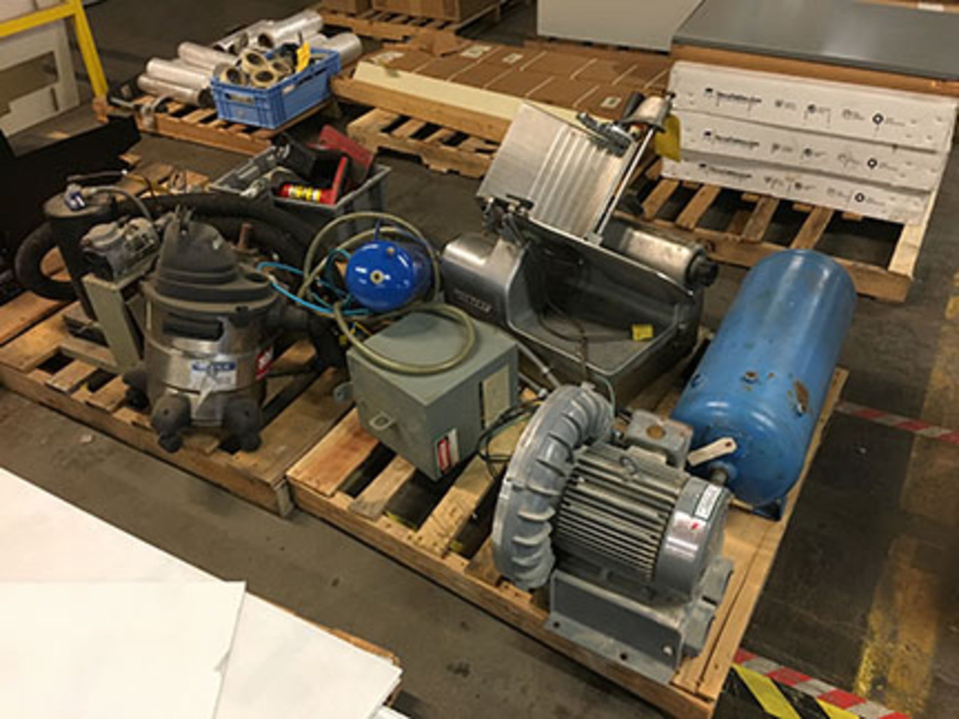 LOT OF ASSORTED DEVICES; HOBART MEAT SLICER, SPENCER VORTEX BLOWER, SHOP VAC, AIR TANK, JACKS, AND - Image 3 of 3