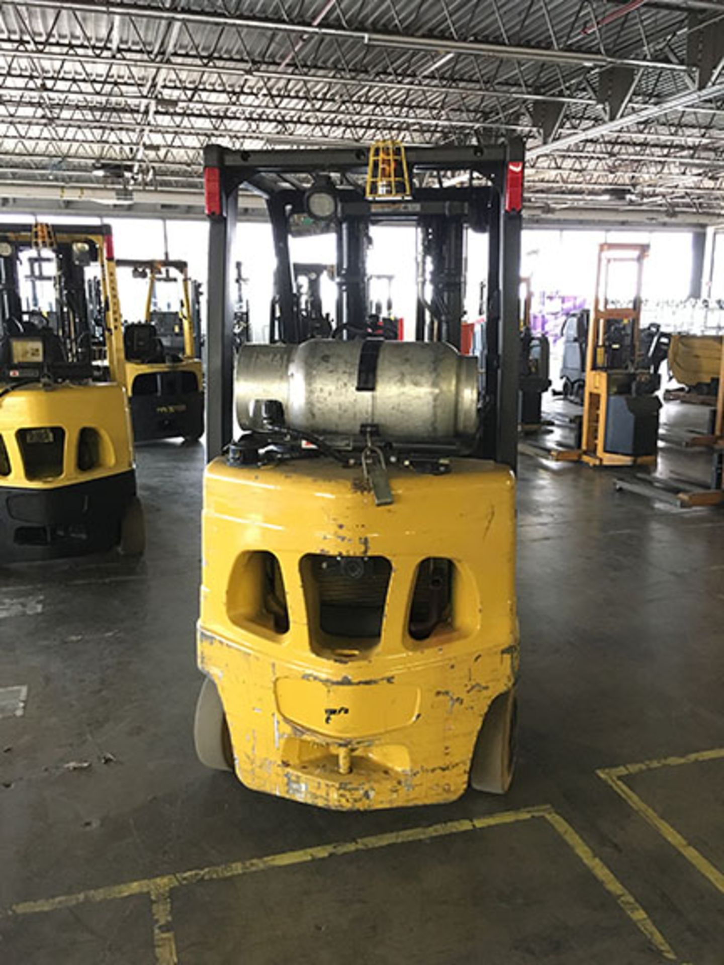 2012 YALE FORKLIFT; MODEL GLC050VXNVSE085, S/N A910V197115, 3-STAGE MAST, LP, SOLID TIRES, 11,181 - Image 5 of 5