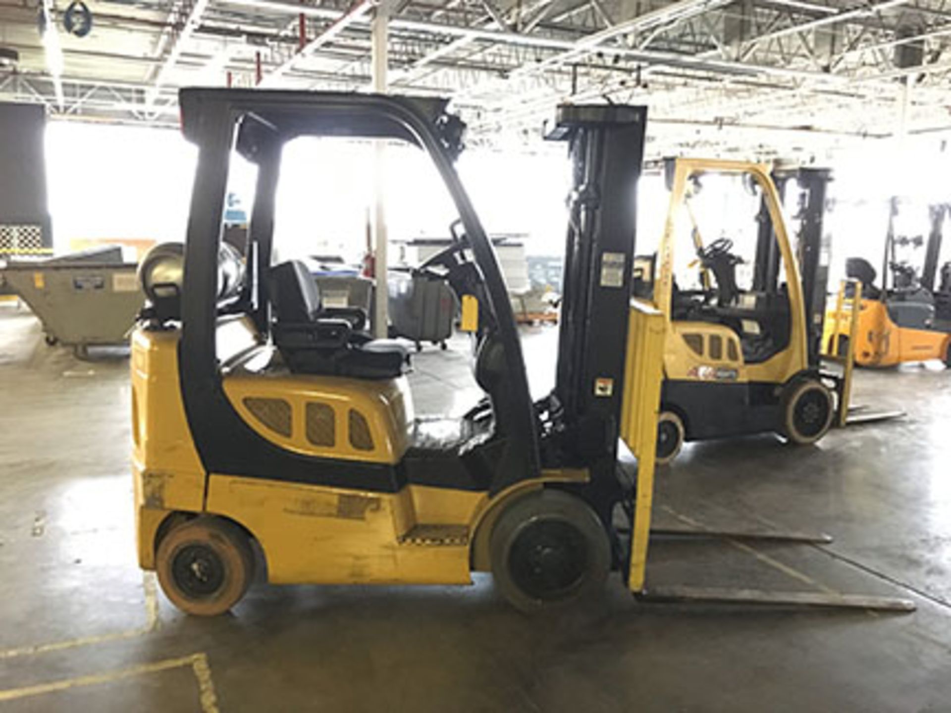 2012 YALE FORKLIFT; MODEL GLC050VXNVSE085, S/N A910V197115, 3-STAGE MAST, LP, SOLID TIRES, 11,181 - Image 4 of 5