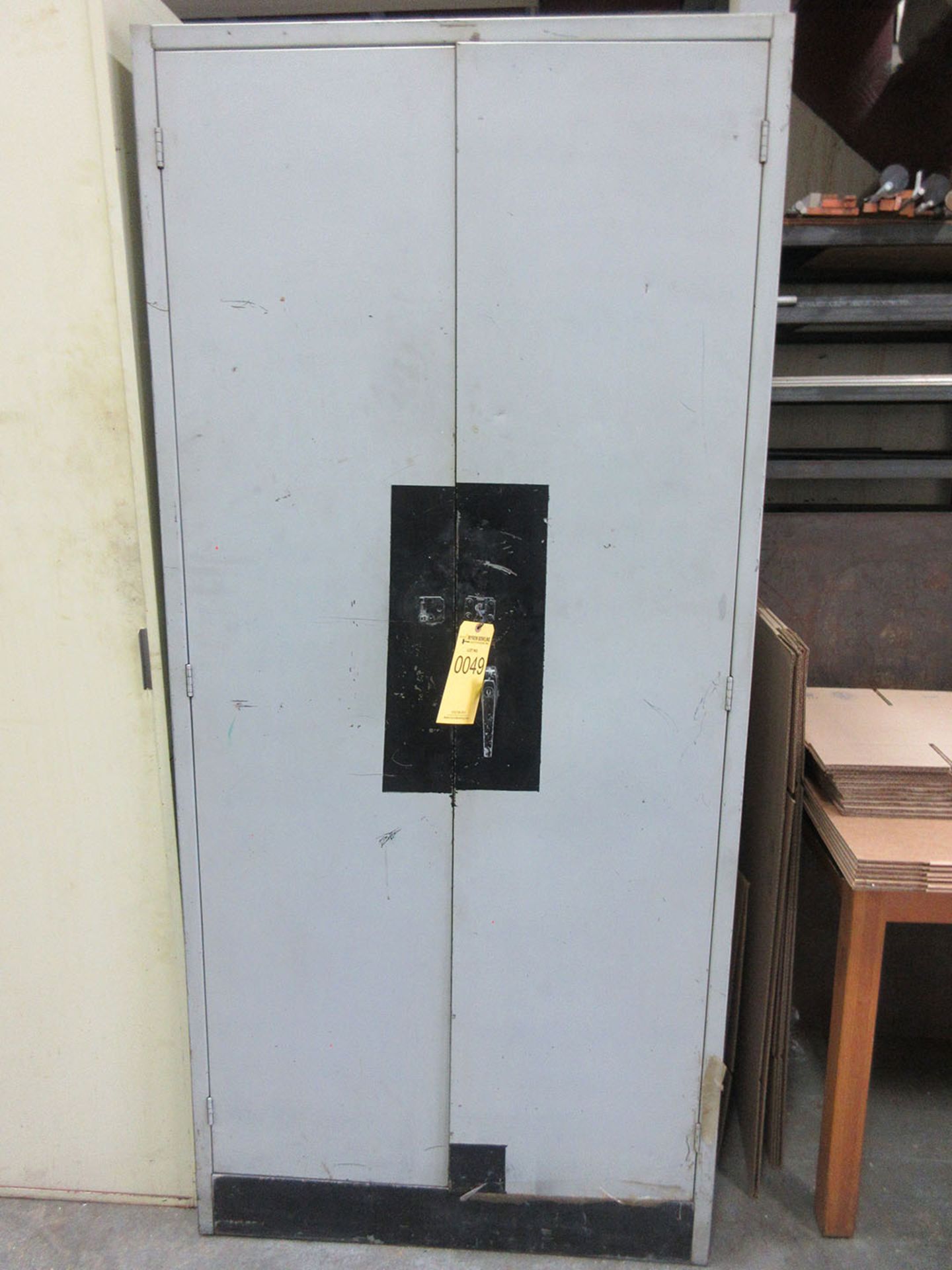 2-DOOR CABINET WITH CONTENT
