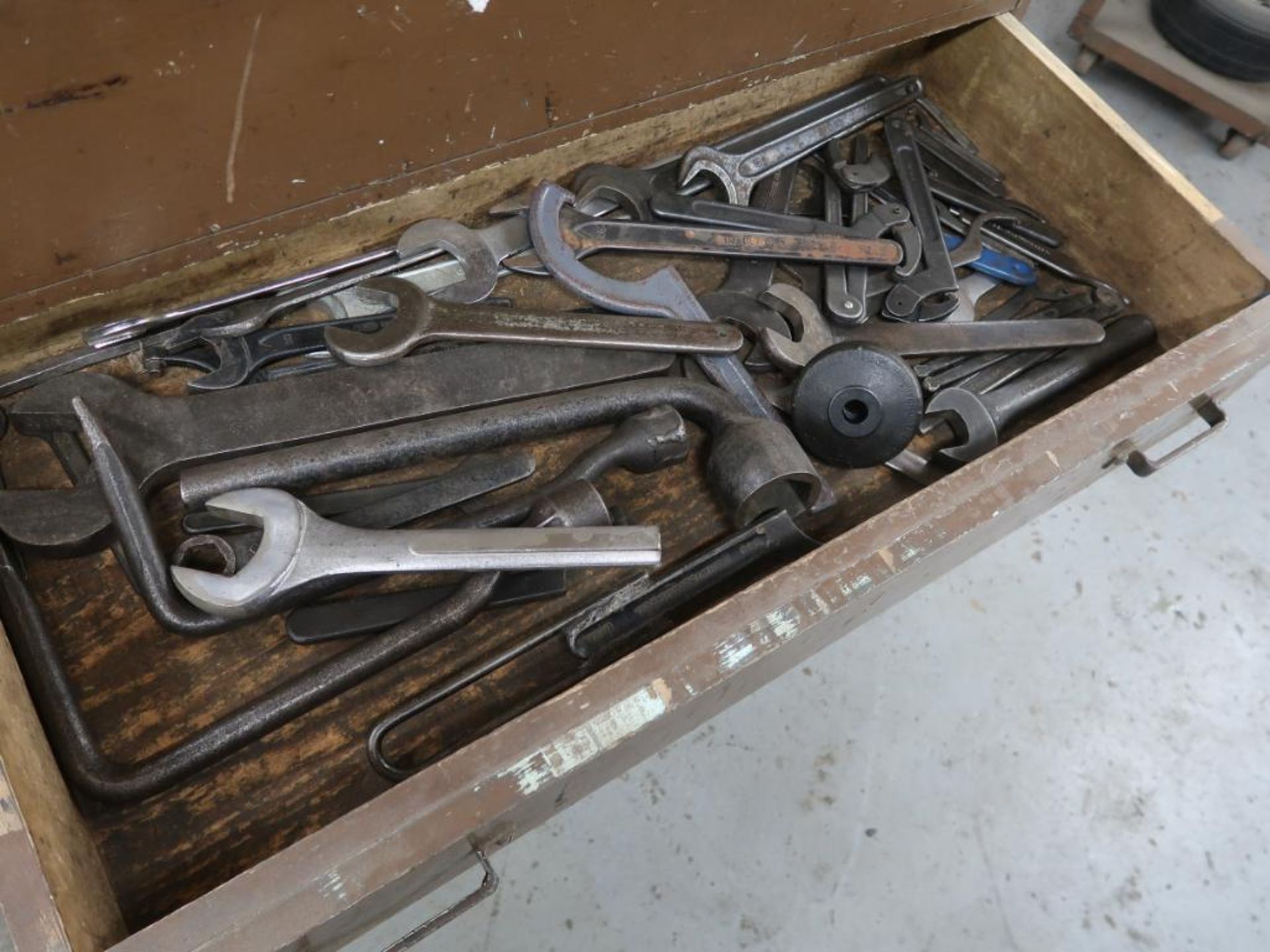 LOT: Tool Chest with Pneumatic & Manual Wrenches, 3/4 in. & 1 in. Sockets, Assorted Hand Tools - Image 3 of 4