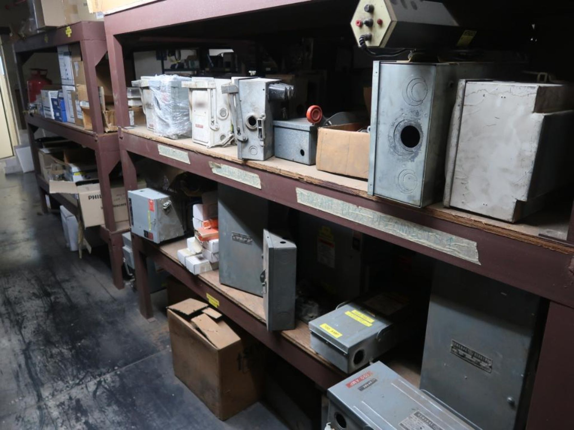 LOT: Balance of Room (excluding Lots #121 & #123) including Shelving, Maintenance, Machine & Electri - Image 4 of 24