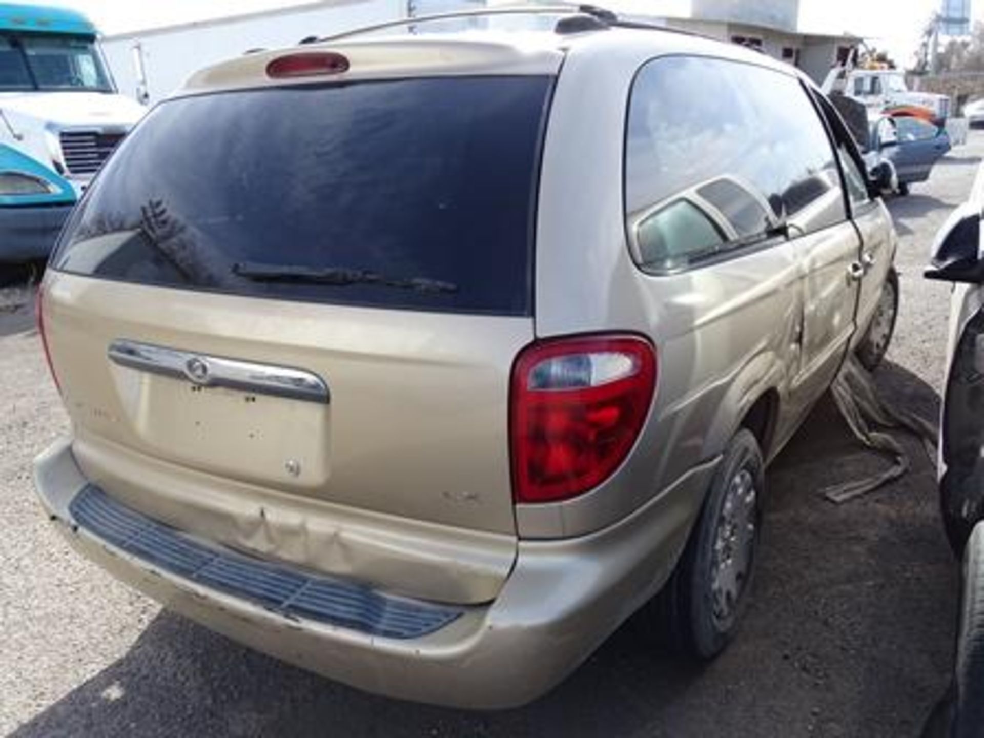 Lote Conformado Por Tres Vehículos No Aptos Para Matricular, Chrysler Town Country 2001, Jeep - Image 2 of 20