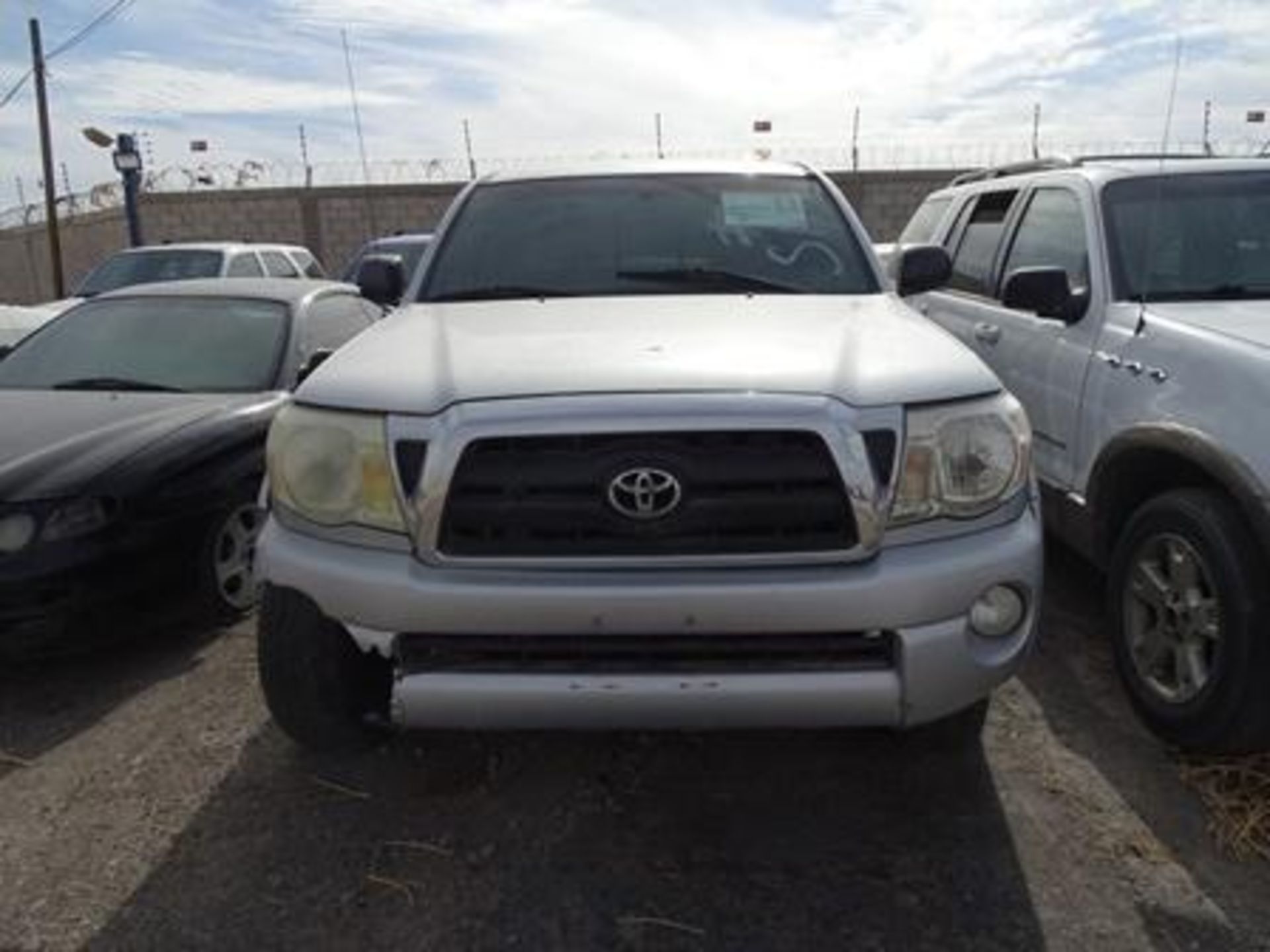 Vehículo Marca Toyota, Linea Tacoma, Tipo Pick Up, Modelo 2007, Color Gris, Located In: Chihuahua,