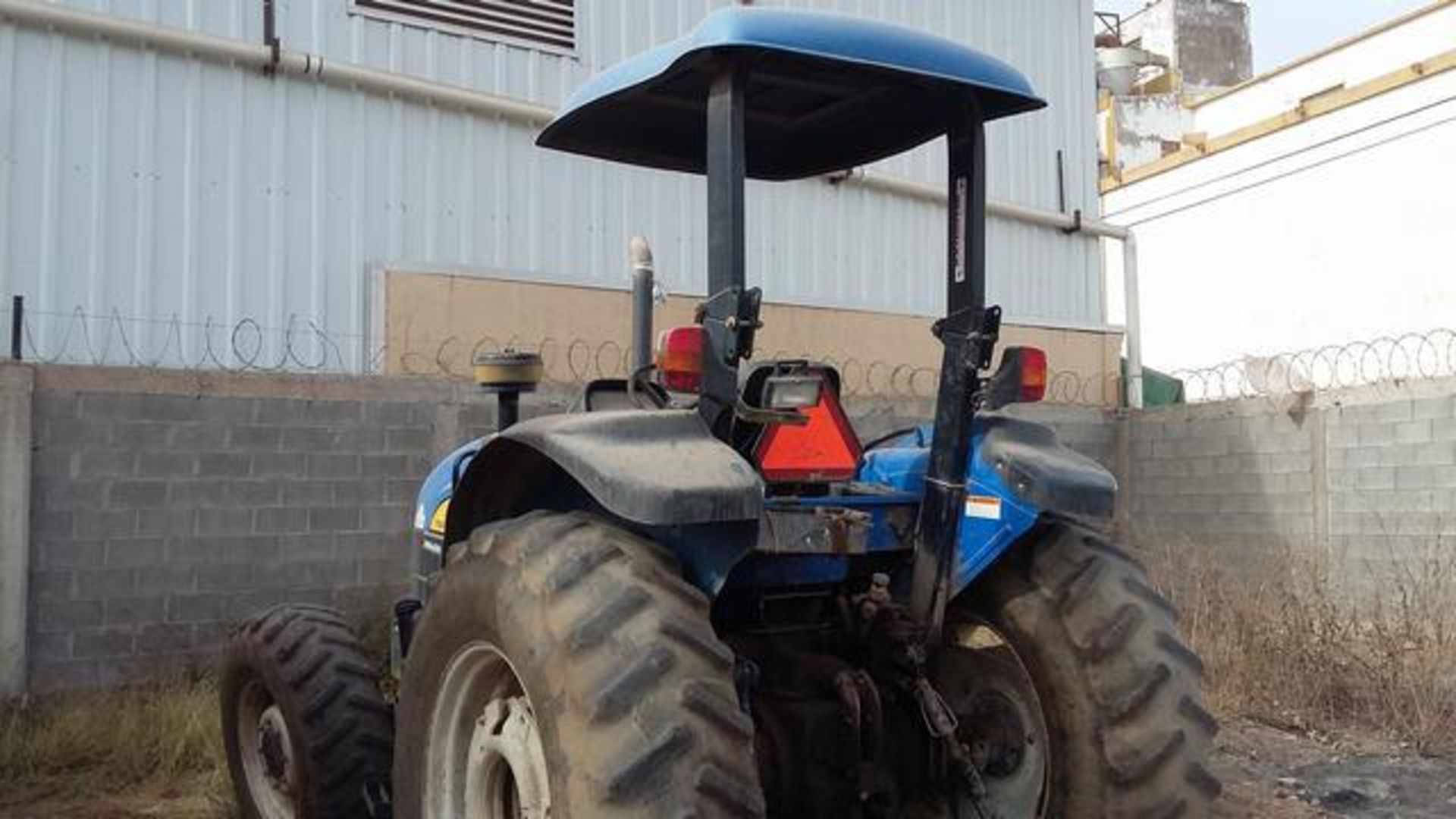 Lote Conformado Por Un Tractor De La Marca New Holland, Una Rastra De 28 Discos Y Un Subsuelo, Ambos - Bild 7 aus 23