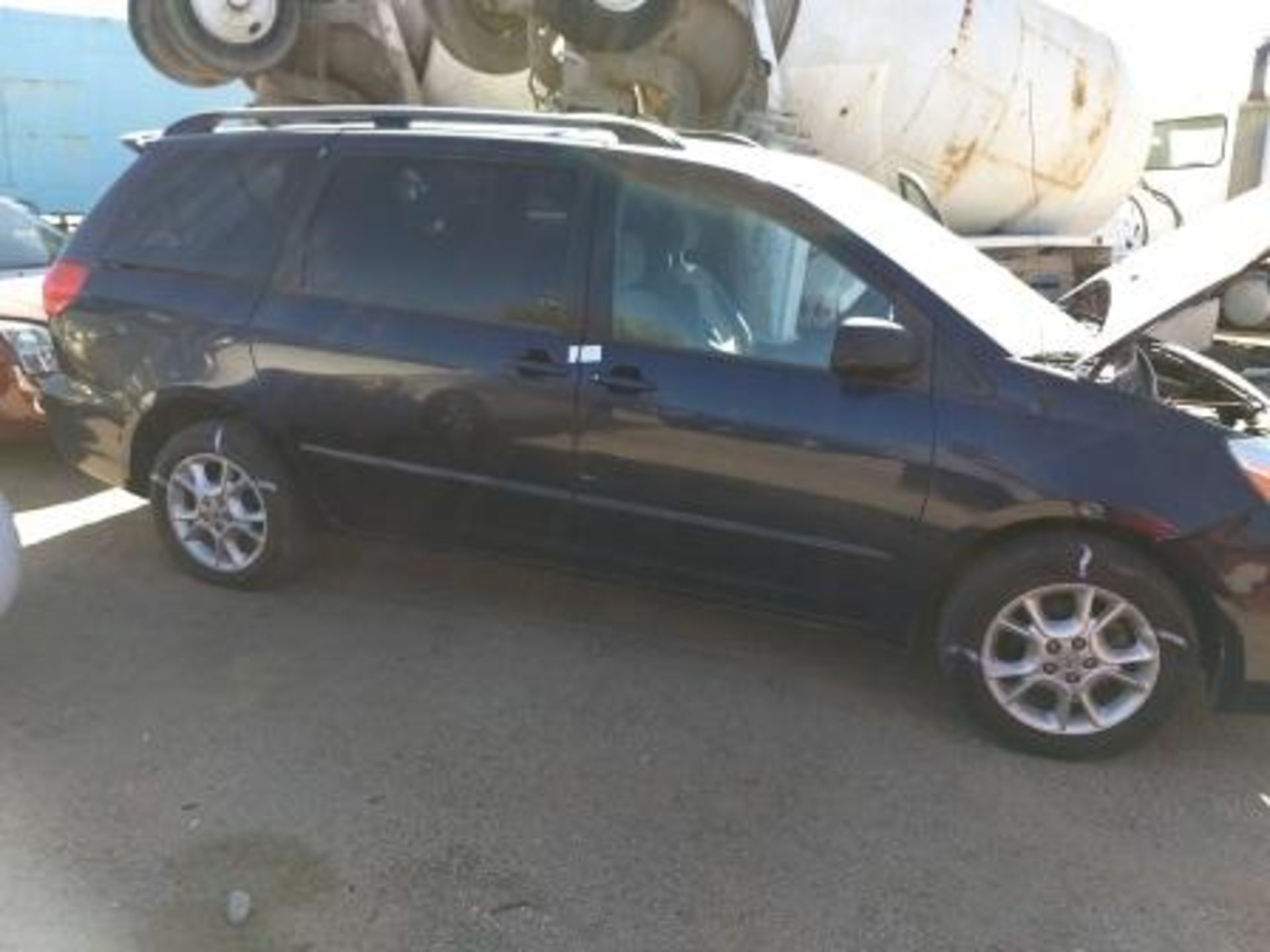 Lote Conformado Por Cinco Vehículos No Aptos Para Matricular, Bmw 330i 2003, Toyota Sienna 2006, - Bild 8 aus 20