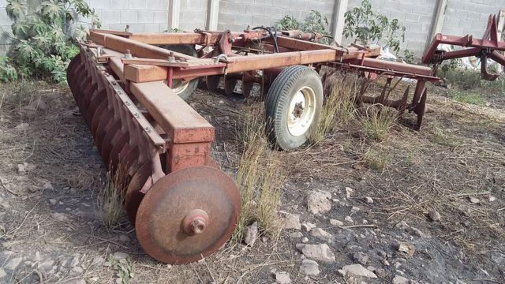 Lote Conformado Por Un Tractor De La Marca New Holland, Una Rastra De 28 Discos Y Un Subsuelo, Ambos - Bild 18 aus 23