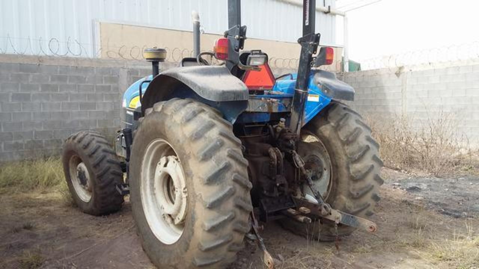 Lote Conformado Por Un Tractor De La Marca New Holland, Una Rastra De 28 Discos Y Un Subsuelo, Ambos - Bild 6 aus 23