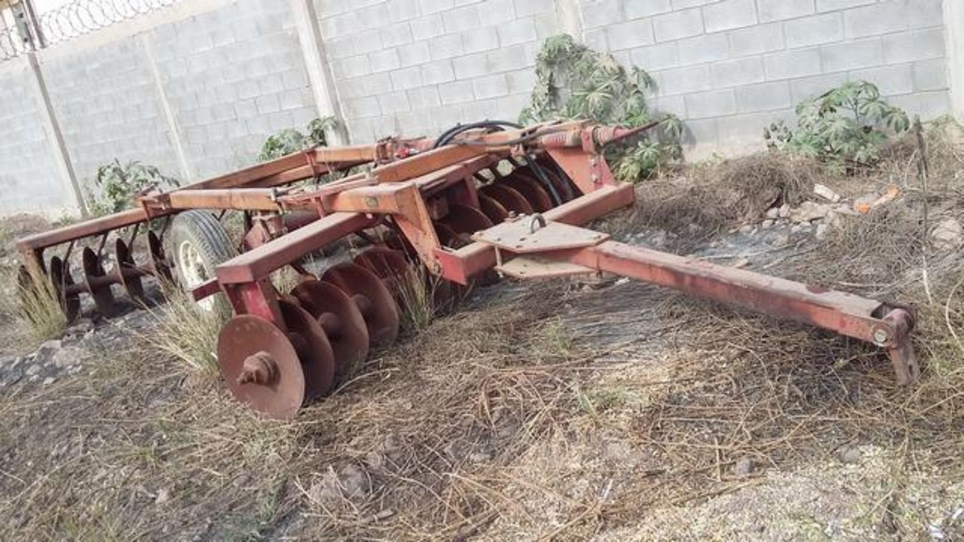 Lote Conformado Por Un Tractor De La Marca New Holland, Una Rastra De 28 Discos Y Un Subsuelo, Ambos - Bild 16 aus 23