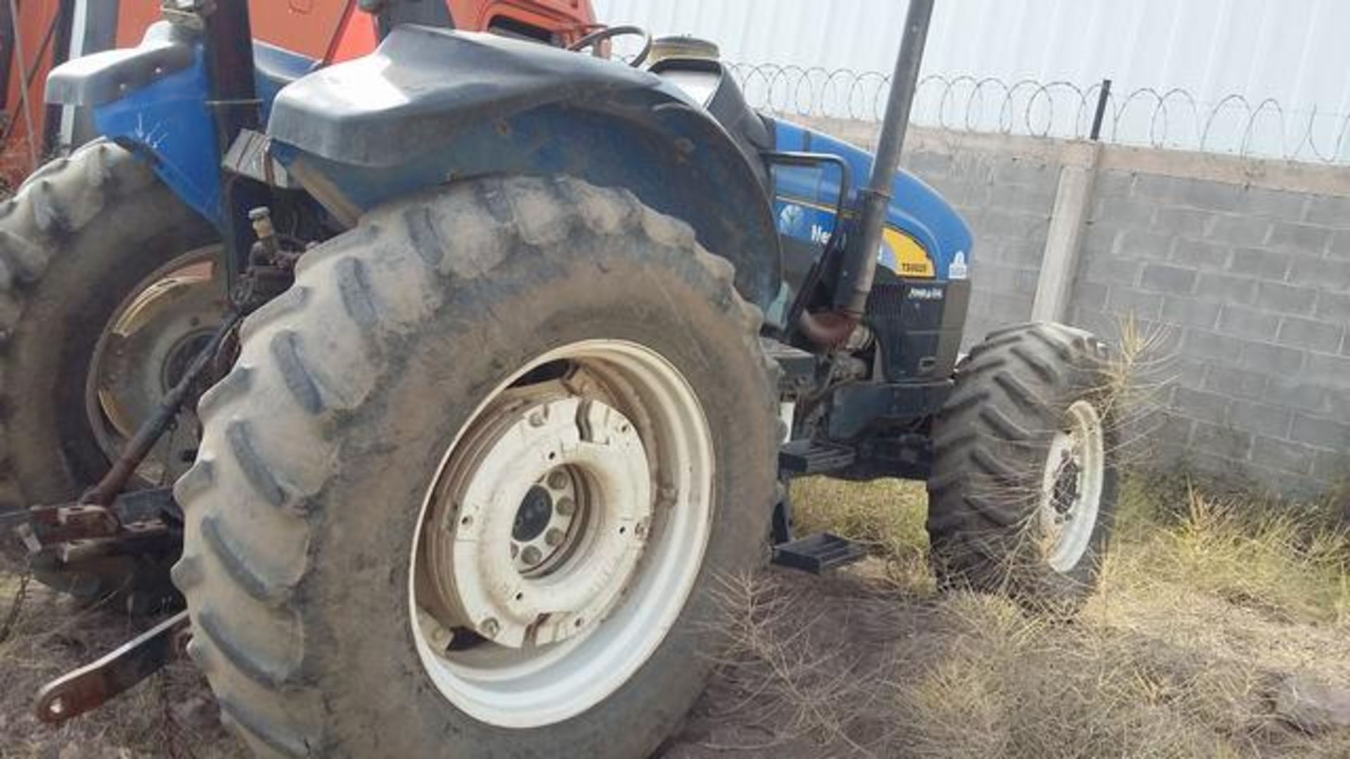 Lote Conformado Por Un Tractor De La Marca New Holland, Una Rastra De 28 Discos Y Un Subsuelo, Ambos - Bild 4 aus 23