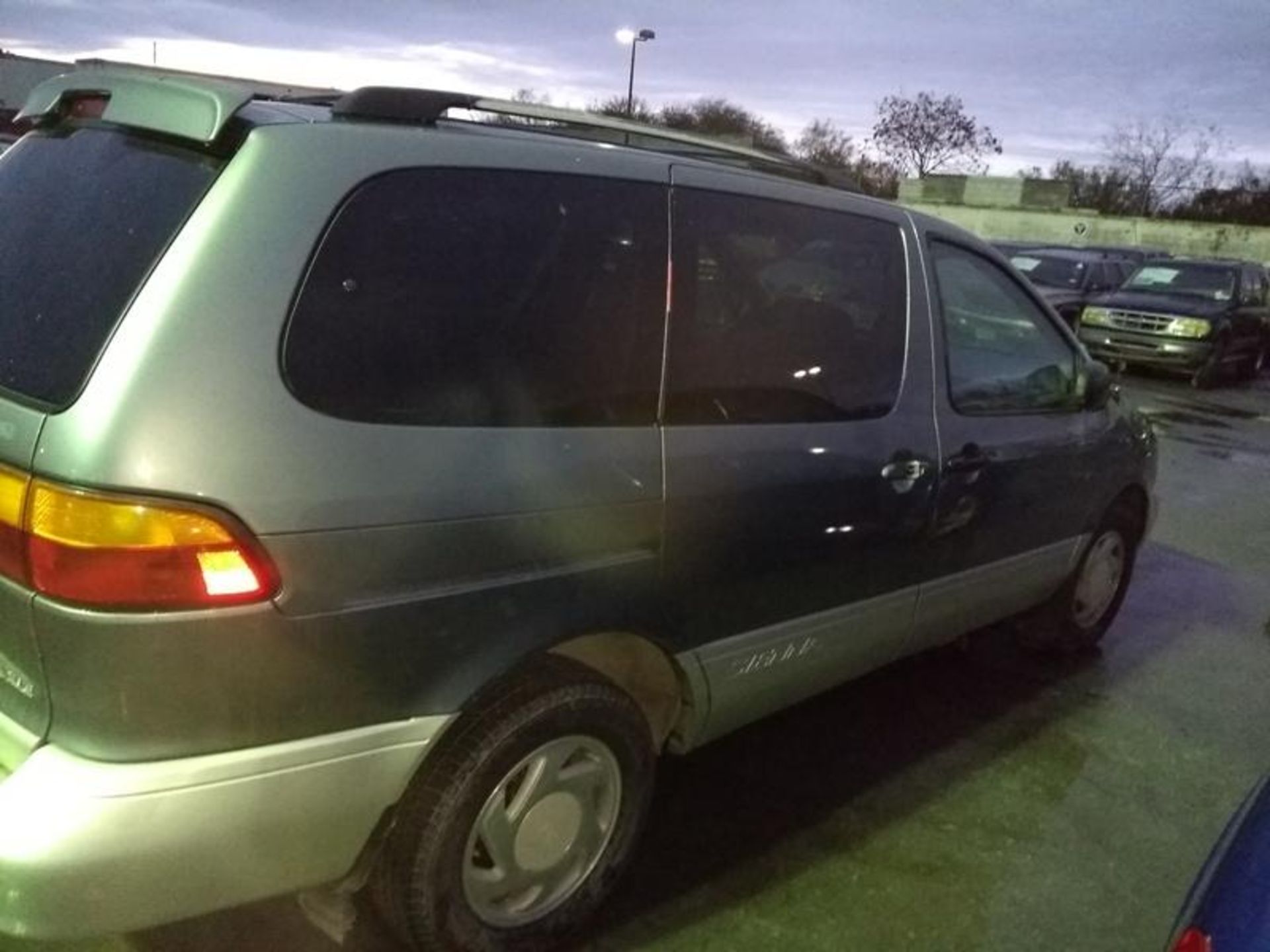 Lote Conformado Por Cinco Vehículos No Aptos Para Matricular, Toyota Sieena Mini Van 1998, Ford - Image 5 of 20