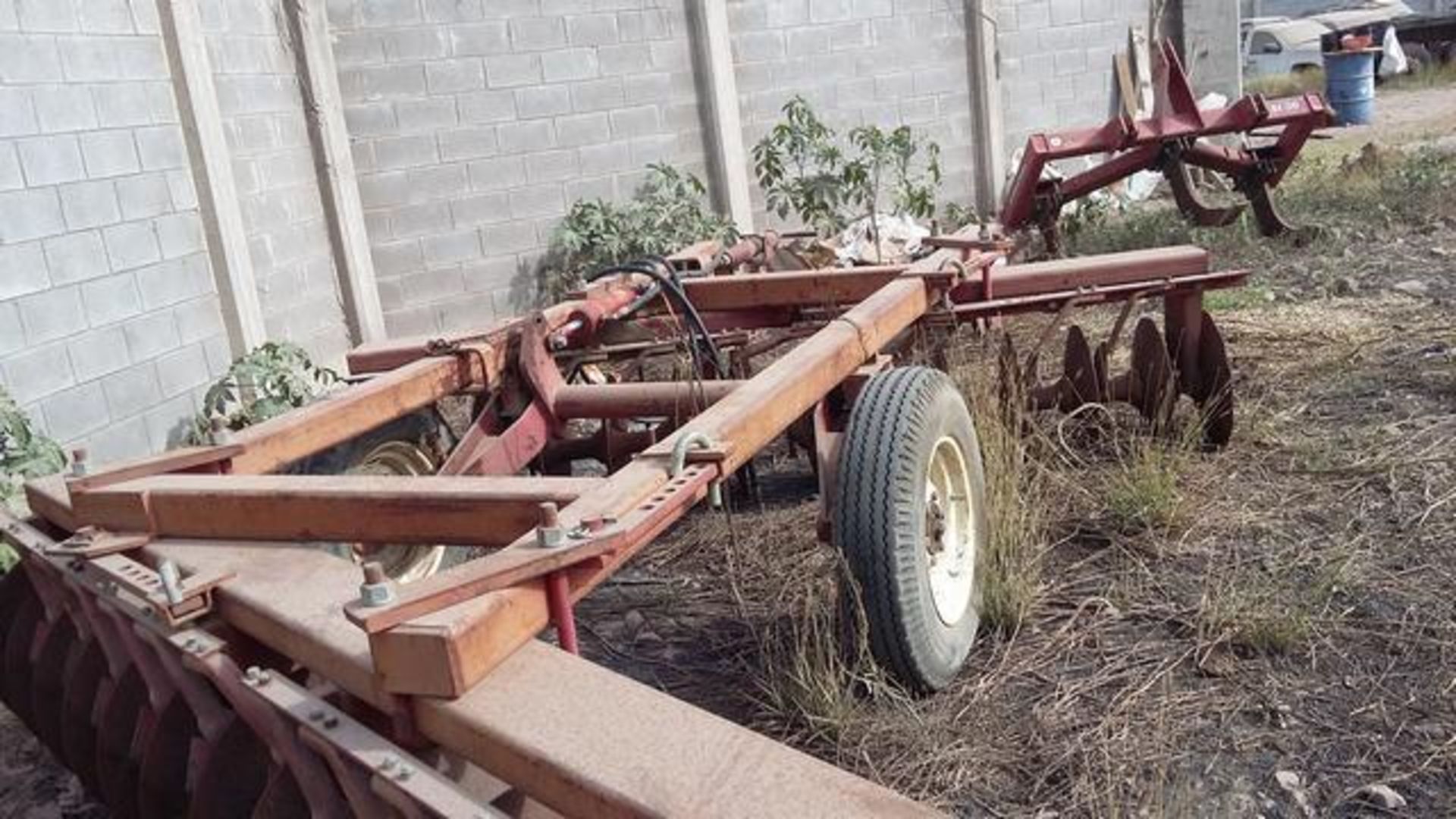 Lote Conformado Por Un Tractor De La Marca New Holland, Una Rastra De 28 Discos Y Un Subsuelo, Ambos - Bild 21 aus 23