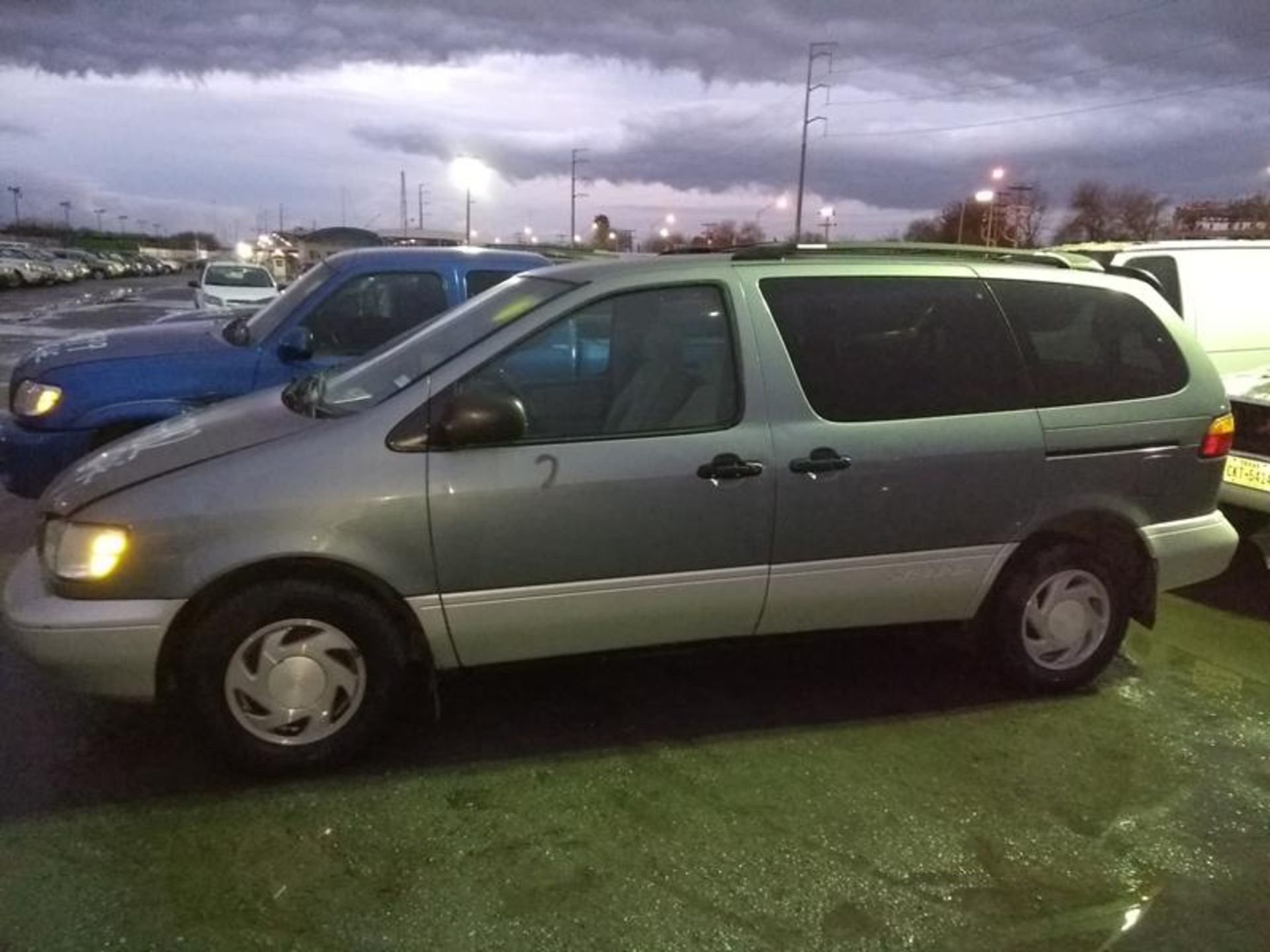 Lote Conformado Por Cinco Vehículos No Aptos Para Matricular, Toyota Sieena Mini Van 1998, Ford - Image 6 of 20