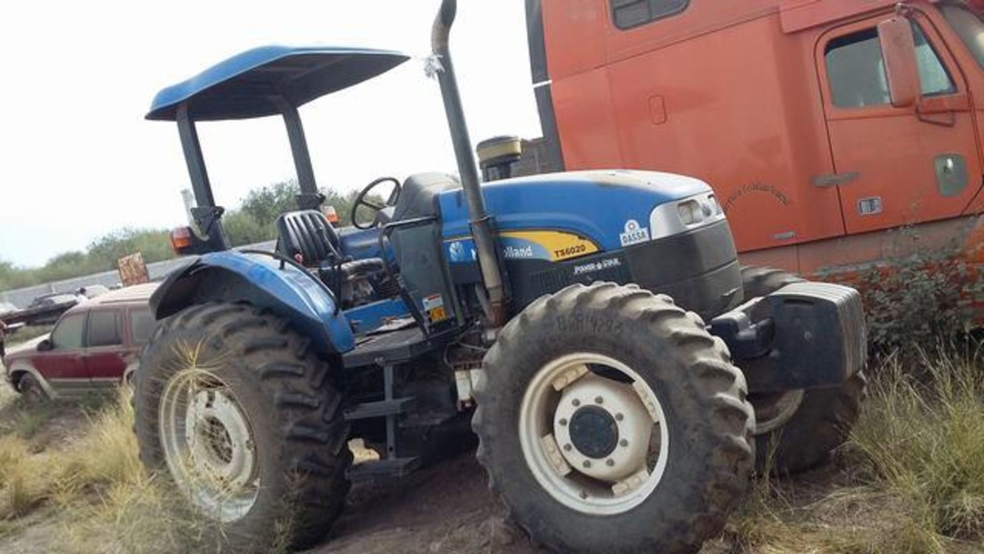 Lote Conformado Por Un Tractor De La Marca New Holland, Una Rastra De 28 Discos Y Un Subsuelo, Ambos