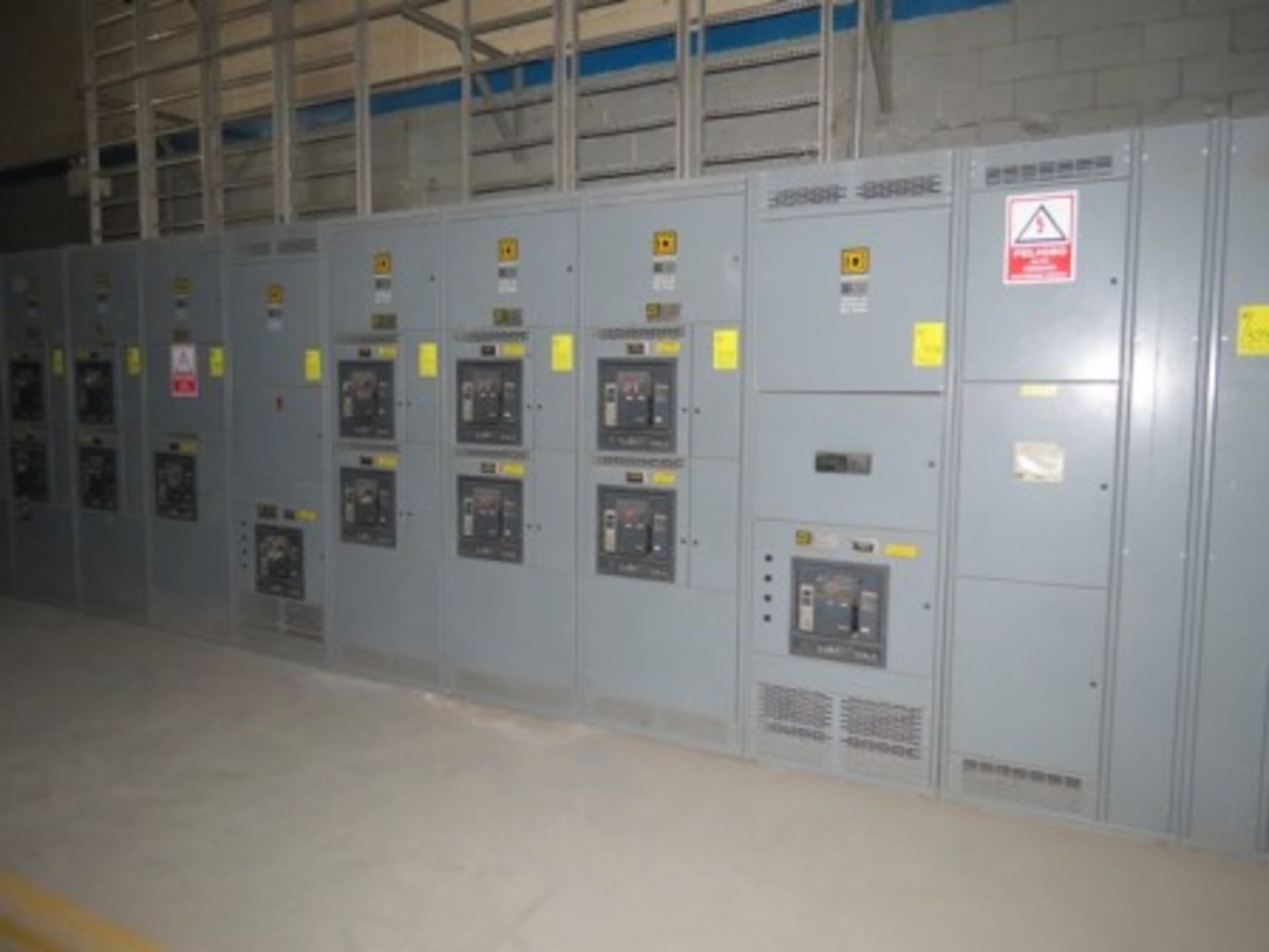 SD low voltage distribution board, (16)interruptors on 10 sections and 1 capacitor bank cabinet. - Image 6 of 8