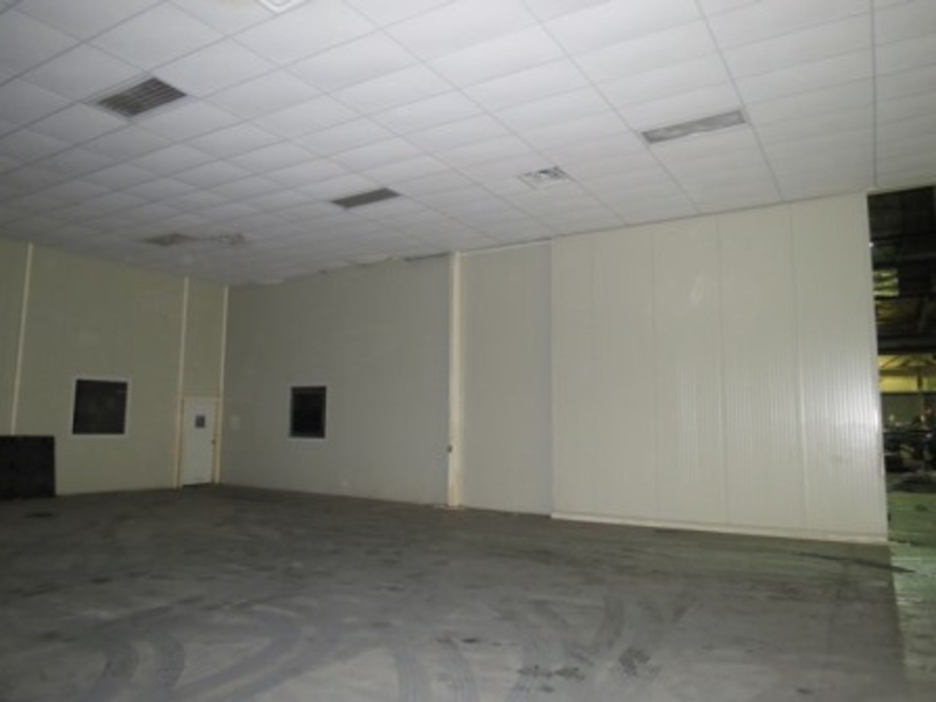 Metal room for Cleanroom, 18.3 x 36.6 x 5 m., (2) gates, (2) doors, (4)windows, celling and lamps. - Image 9 of 15