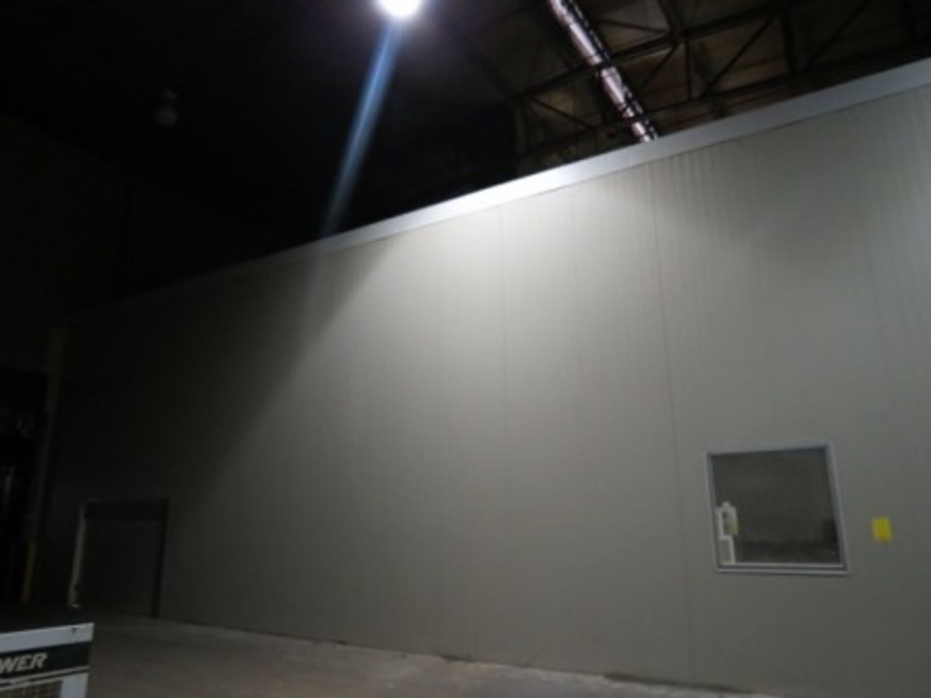 Metal room for Cleanroom, 18.3 x 36.6 x 5 m., (2) gates, (2) doors, (4)windows, celling and lamps. - Image 4 of 15