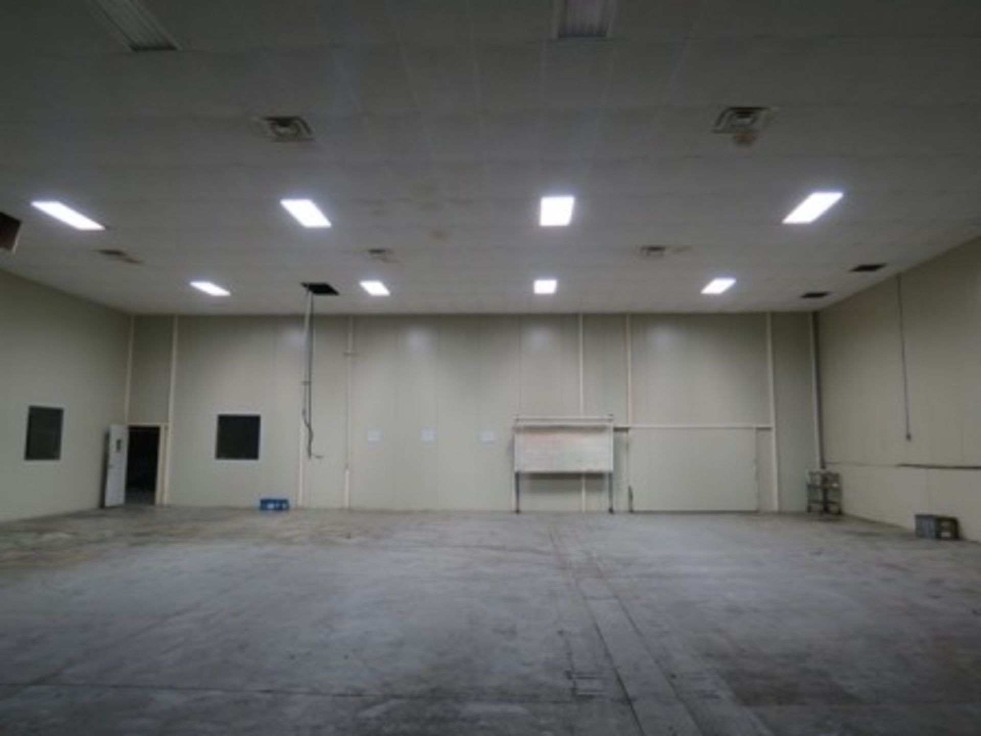 Metal room for Cleanroom, 18.3 x 36.6 x 5 m., (2) gates, (2) doors, (4)windows, celling and lamps. - Image 7 of 15
