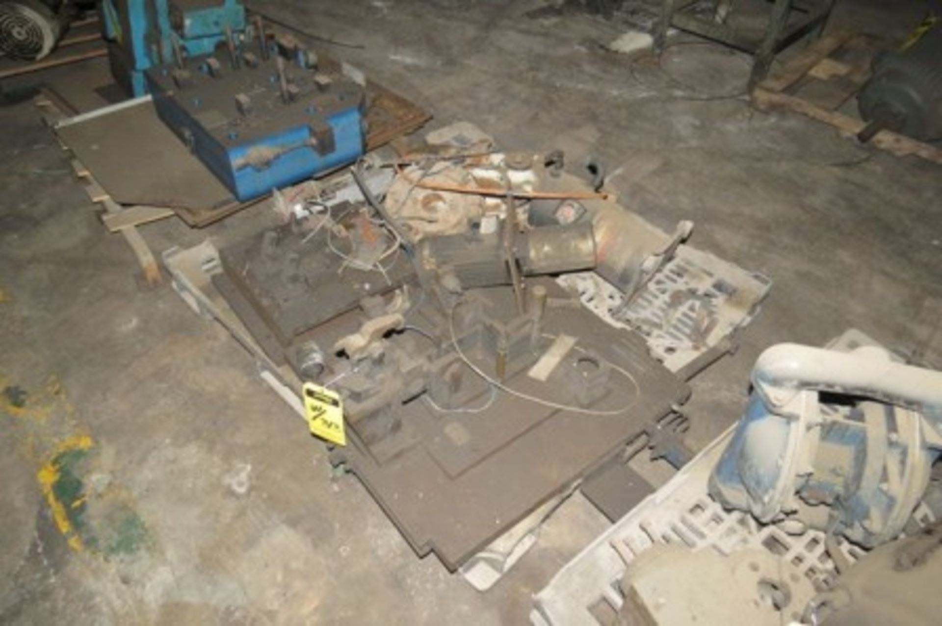 (12) Pallets with die casting spare parts - Image 4 of 19