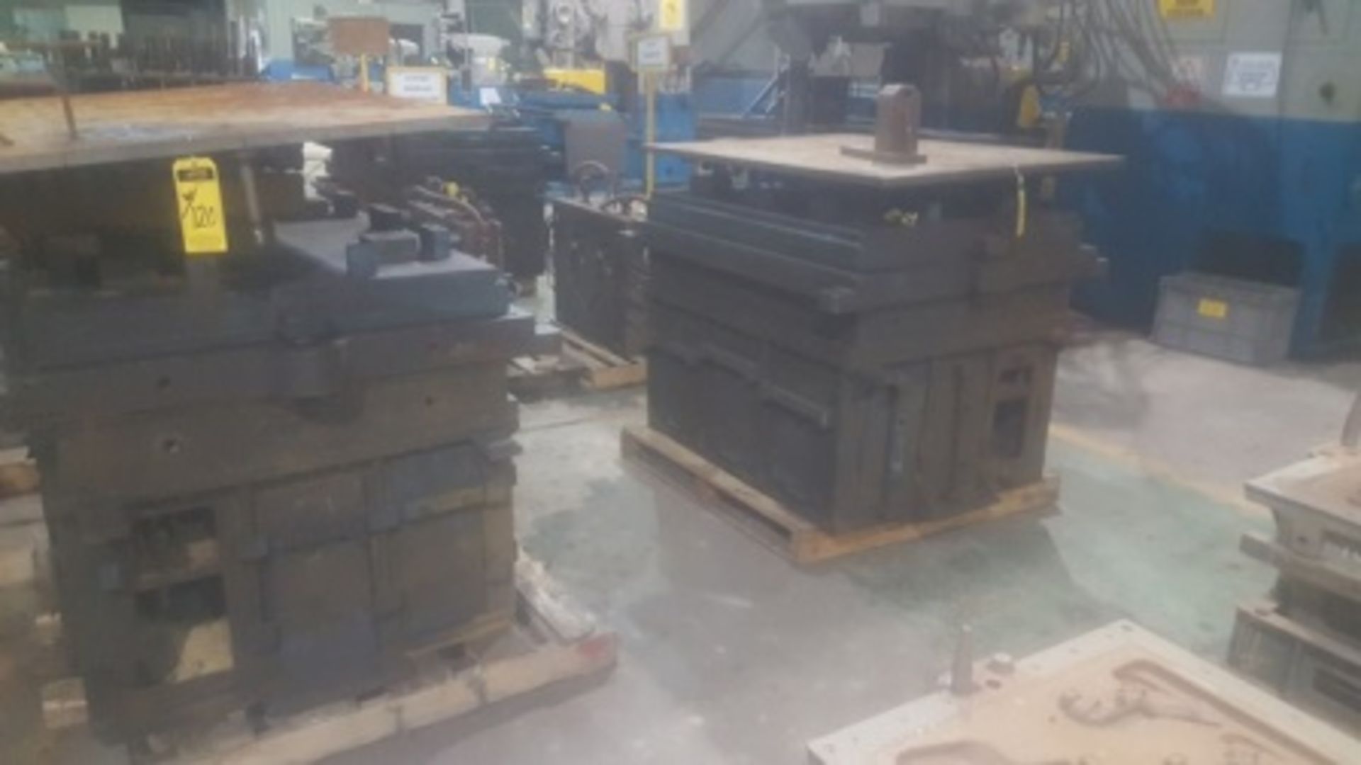 (7) Pallets of casting molds for aluminum intake manifolds for automotive engines - Image 15 of 19
