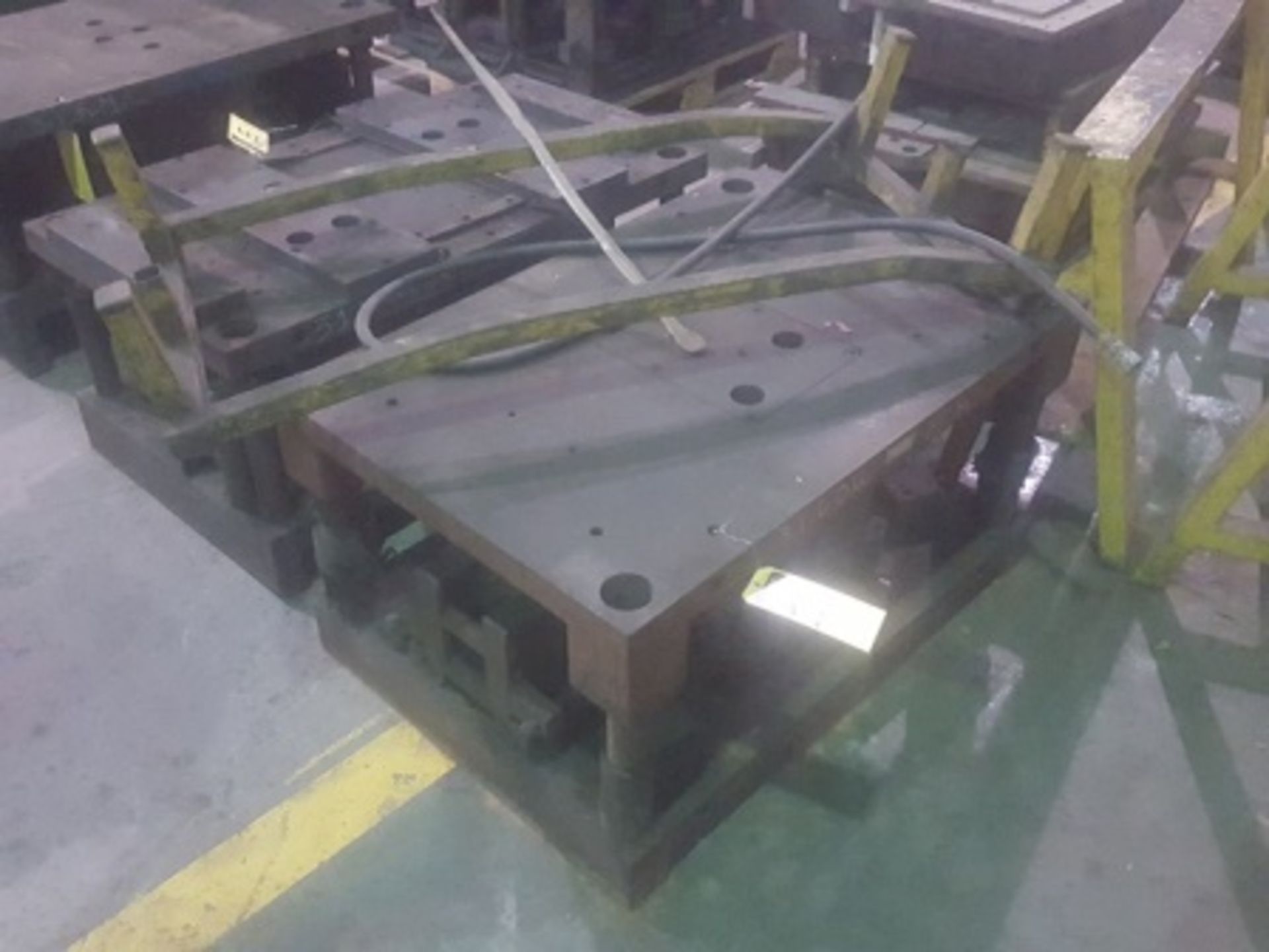 (10) Pallets of casting molds for aluminum intake manifolds for automotive engines - Image 2 of 11