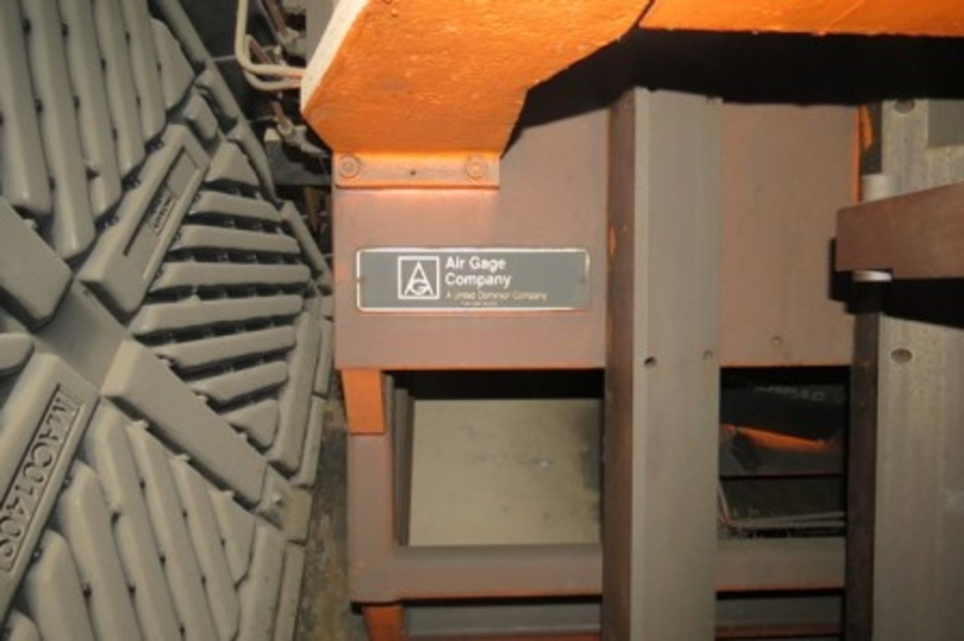 Leco CM-24 cut off saw. FSG surface grinder. Cincinnati 2 milling machine. Pneumatic gauge - Image 25 of 28