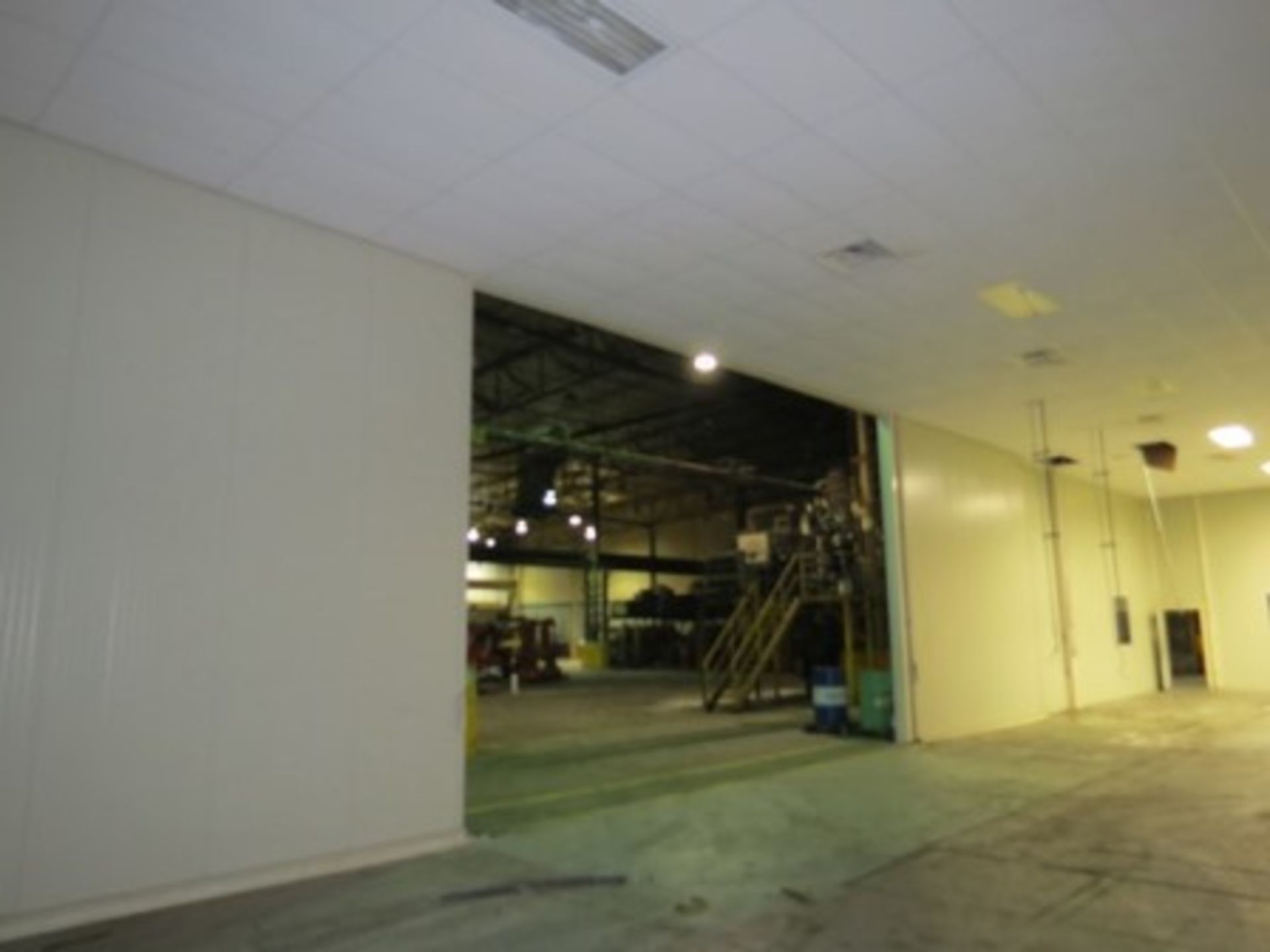 Metal room for Cleanroom, 18.3 x 36.6 x 5 m., (2) gates, (2) doors, (4)windows, celling and lamps. - Image 10 of 15