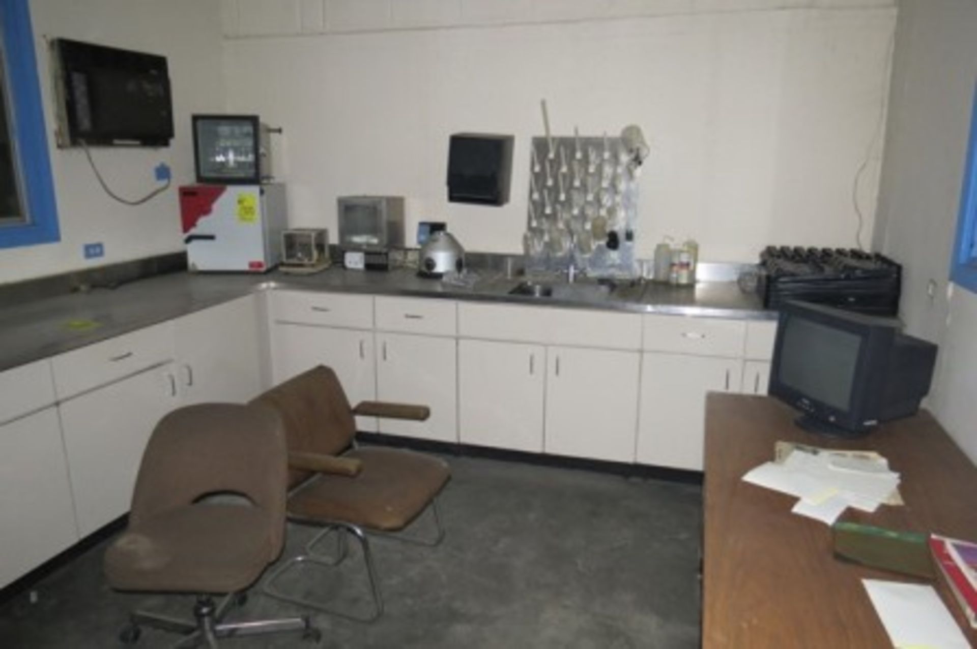Chemistry laboratory, Cole Parmer hot plate, Labconco sterilizer, Binder oven, AND FX40 electron… - Image 6 of 8