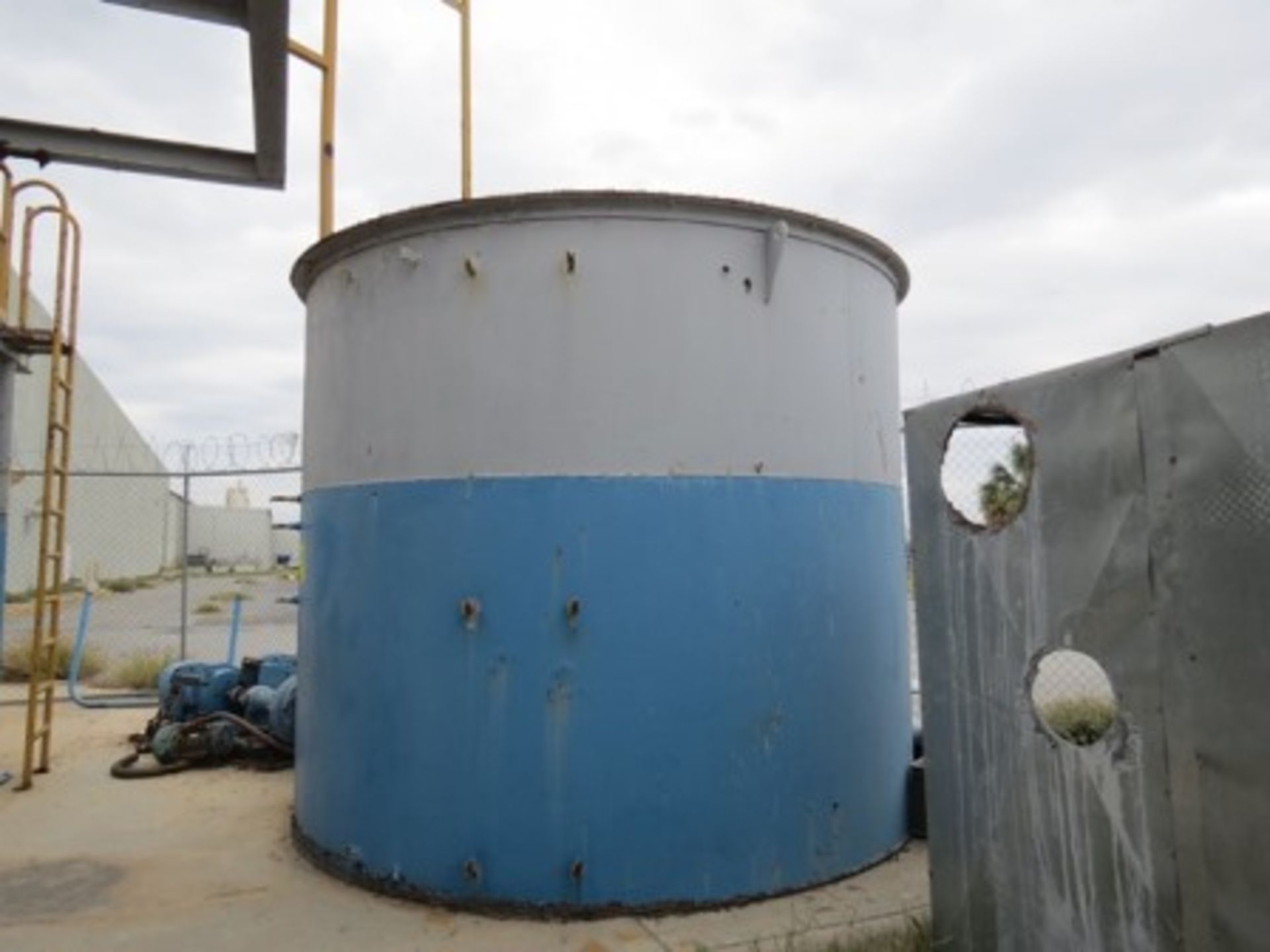 13,000 gal. Water tank and (2)75hp pumps. - Image 6 of 7