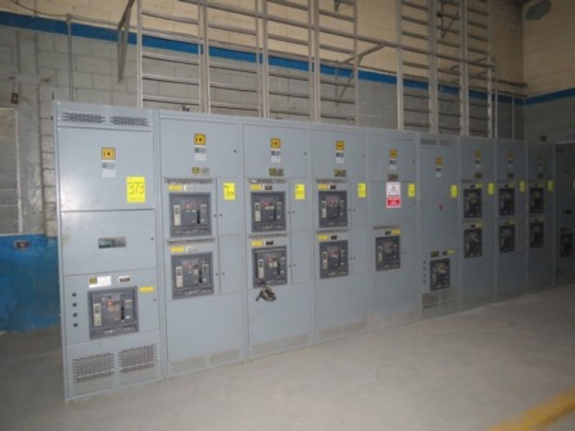 SD low voltage distribution board, (16)interruptors on 10 sections and 1 capacitor bank cabinet. - Image 4 of 8