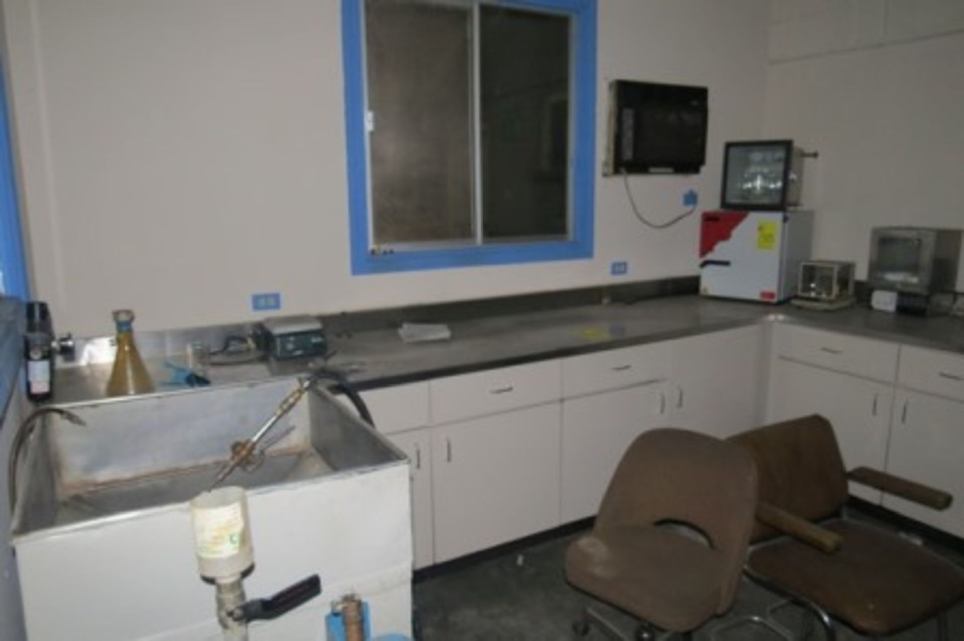 Chemistry laboratory, Cole Parmer hot plate, Labconco sterilizer, Binder oven, AND FX40 electron… - Image 7 of 8