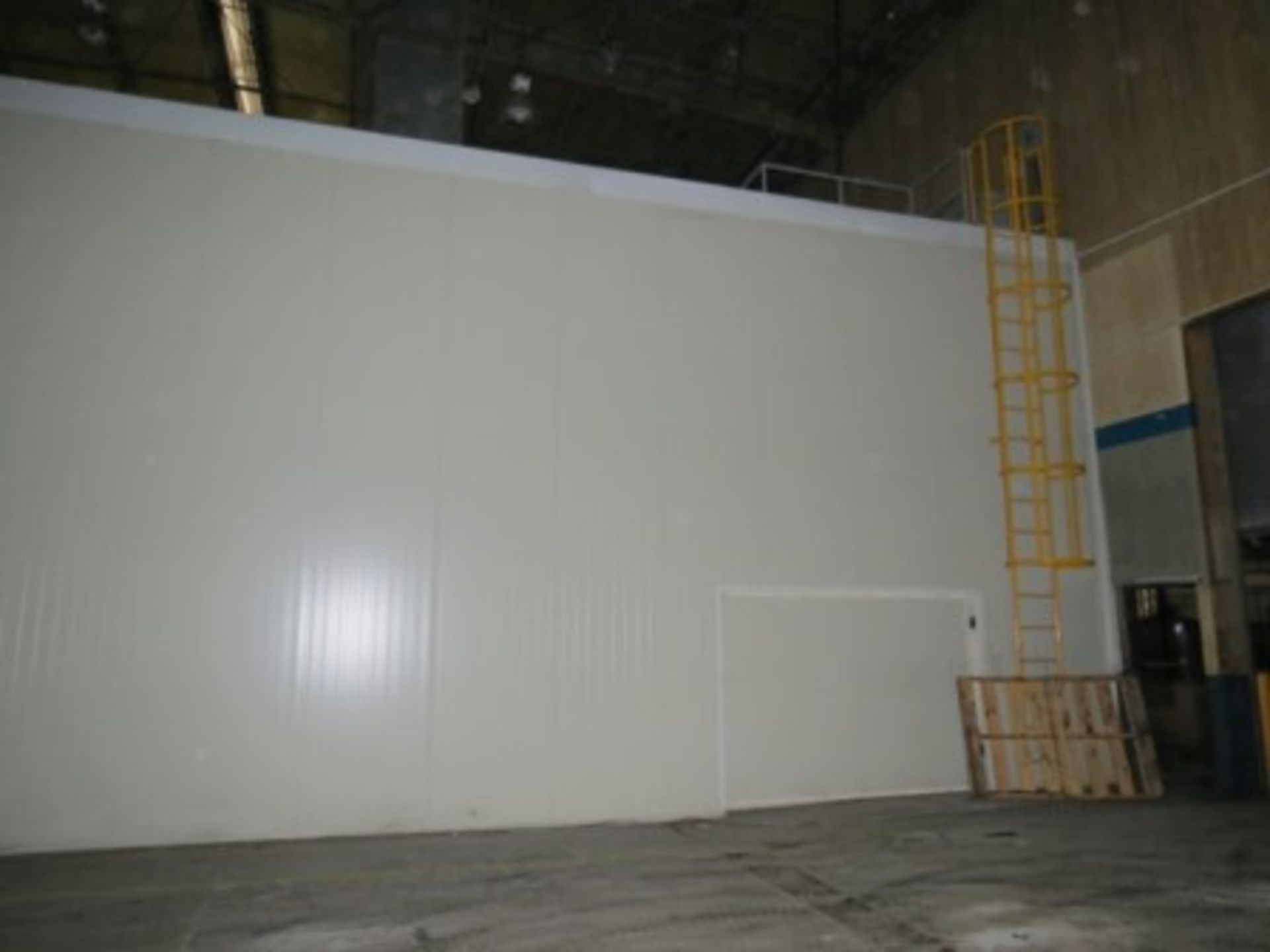 Metal room for Cleanroom, 18.3 x 36.6 x 5 m., (2) gates, (2) doors, (4)windows, celling and lamps. - Image 15 of 15