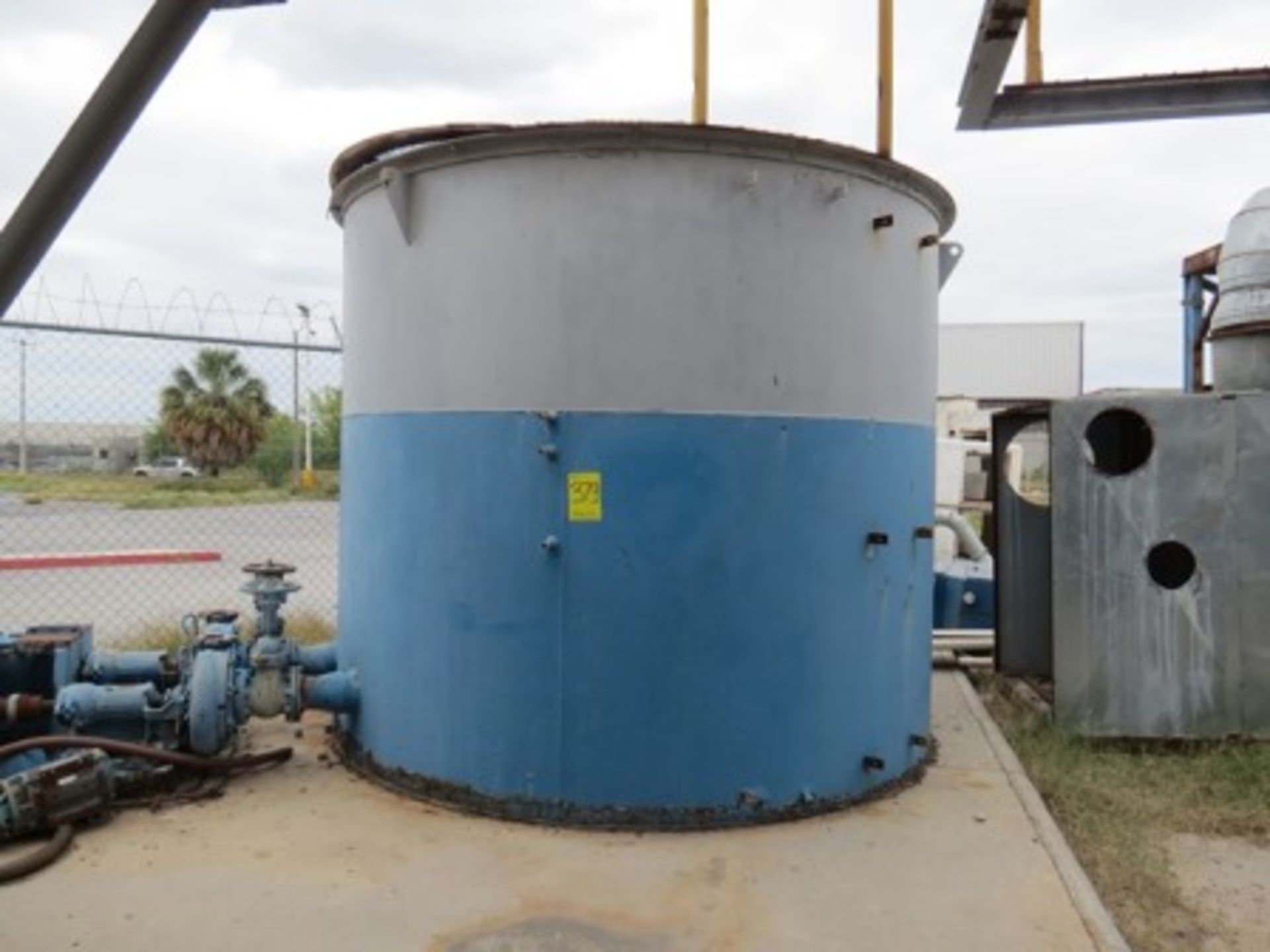 13,000 gal. Water tank and (2)75hp pumps. - Image 2 of 7