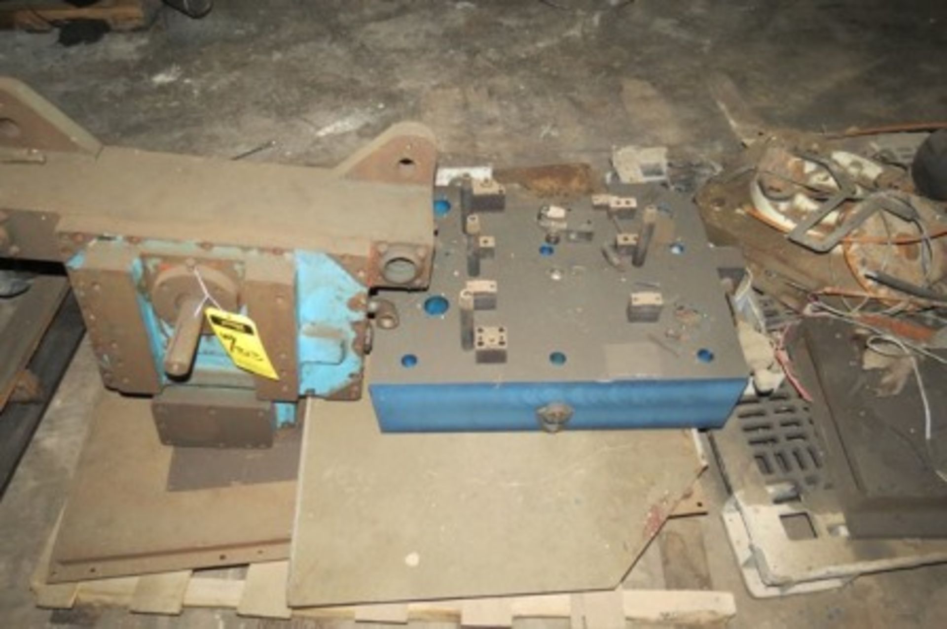 (12) Pallets with die casting spare parts - Image 5 of 19