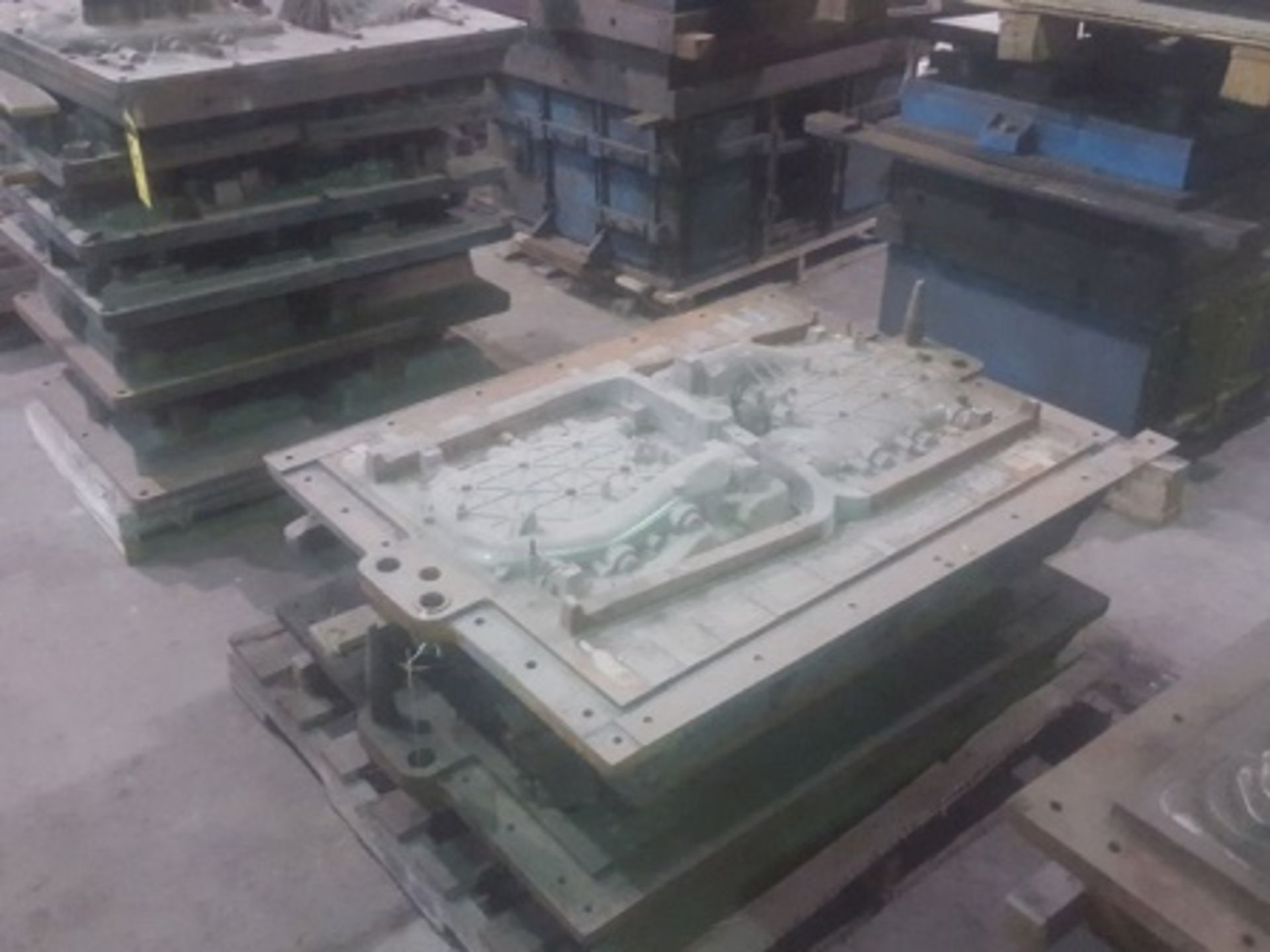 (10) Pallets of casting molds for aluminum intake manifolds for automotive engines - Image 4 of 11