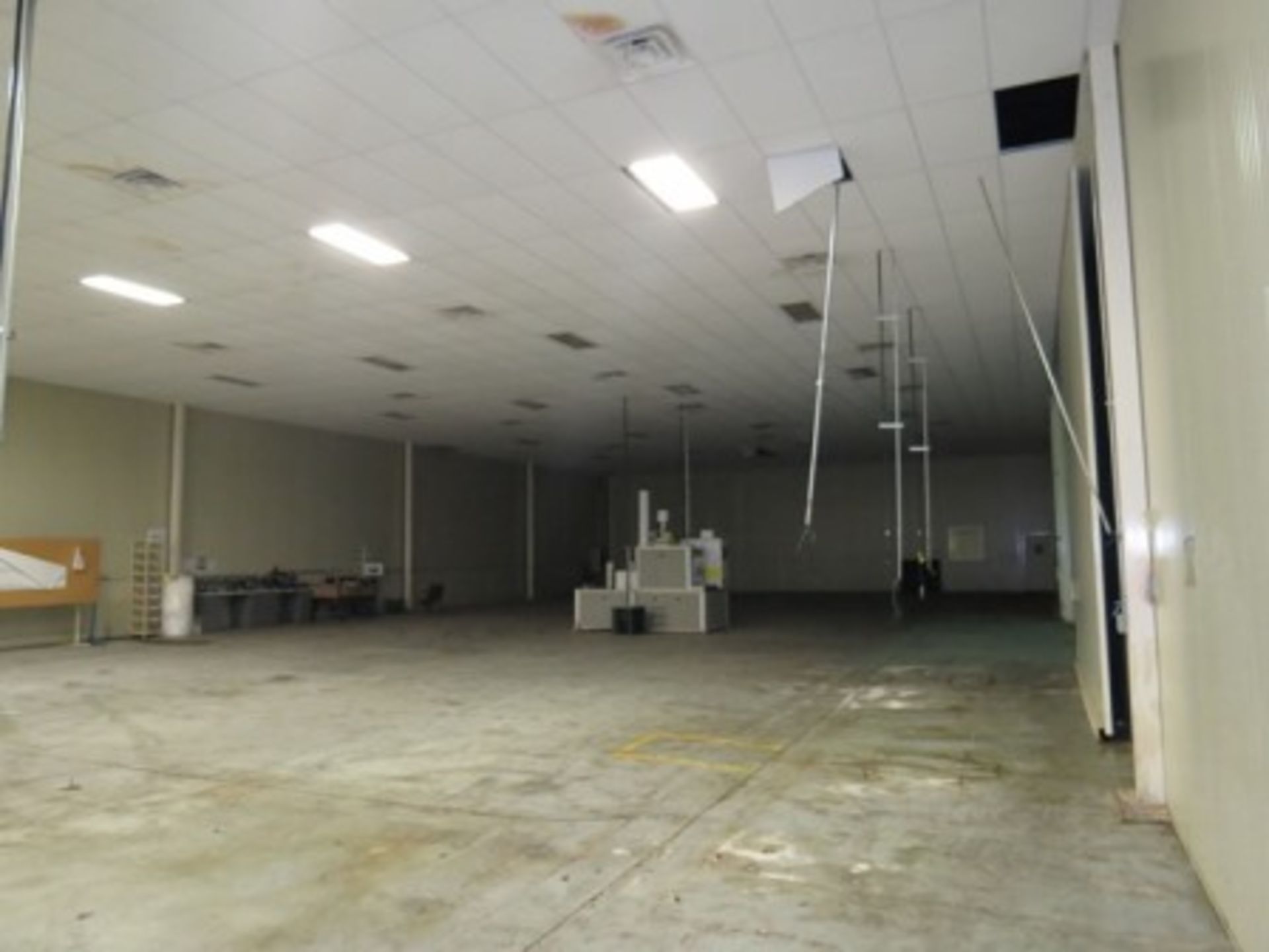 Metal room for Cleanroom, 18.3 x 36.6 x 5 m., (2) gates, (2) doors, (4)windows, celling and lamps. - Image 6 of 15