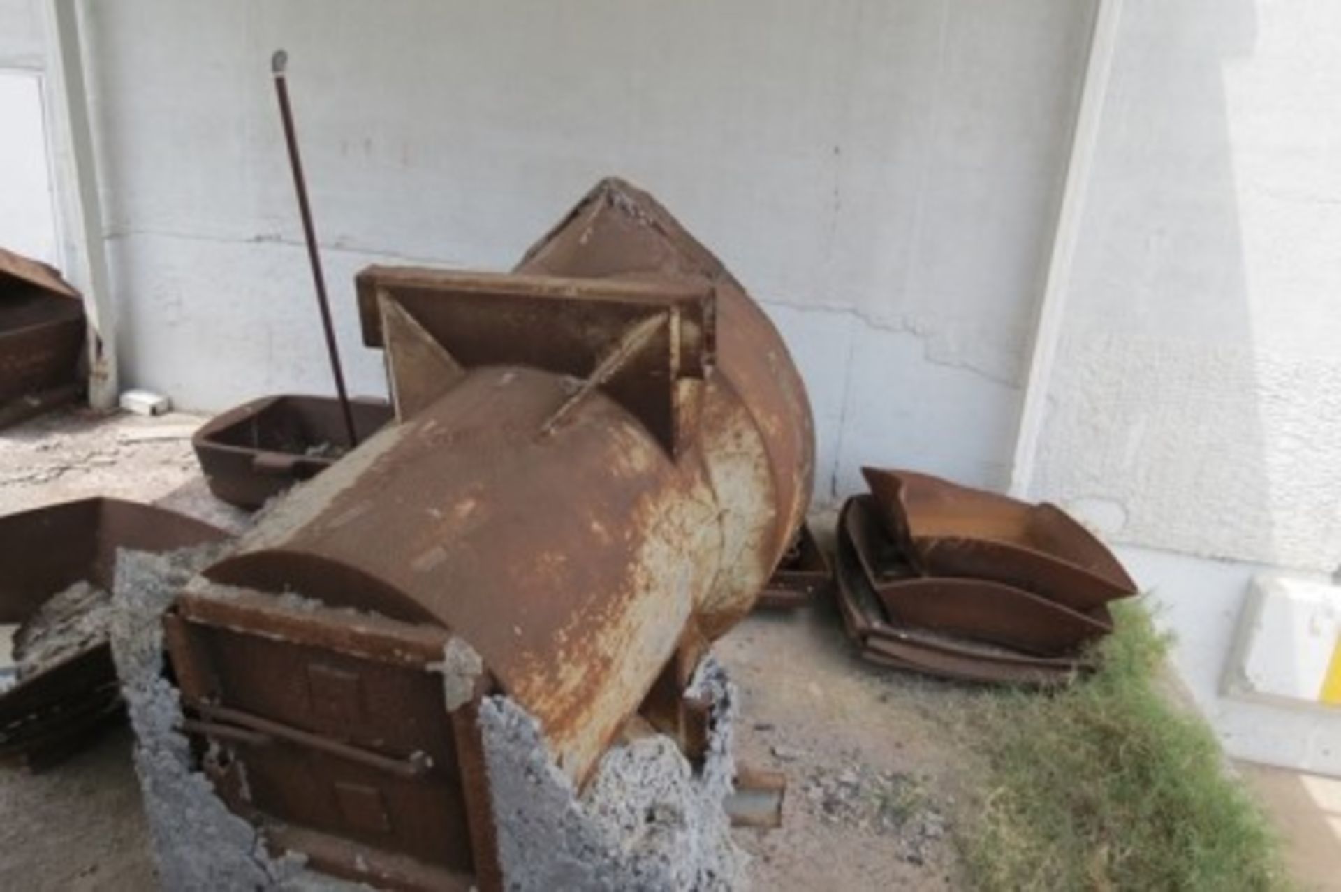 Reverberatory aluminum melting furnace an 15 pouring ladles. - Image 8 of 10